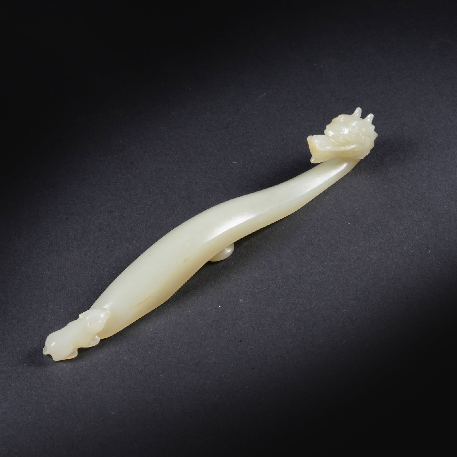 A HETIAN JADE BELT HOOK: Hetian jade belt hook