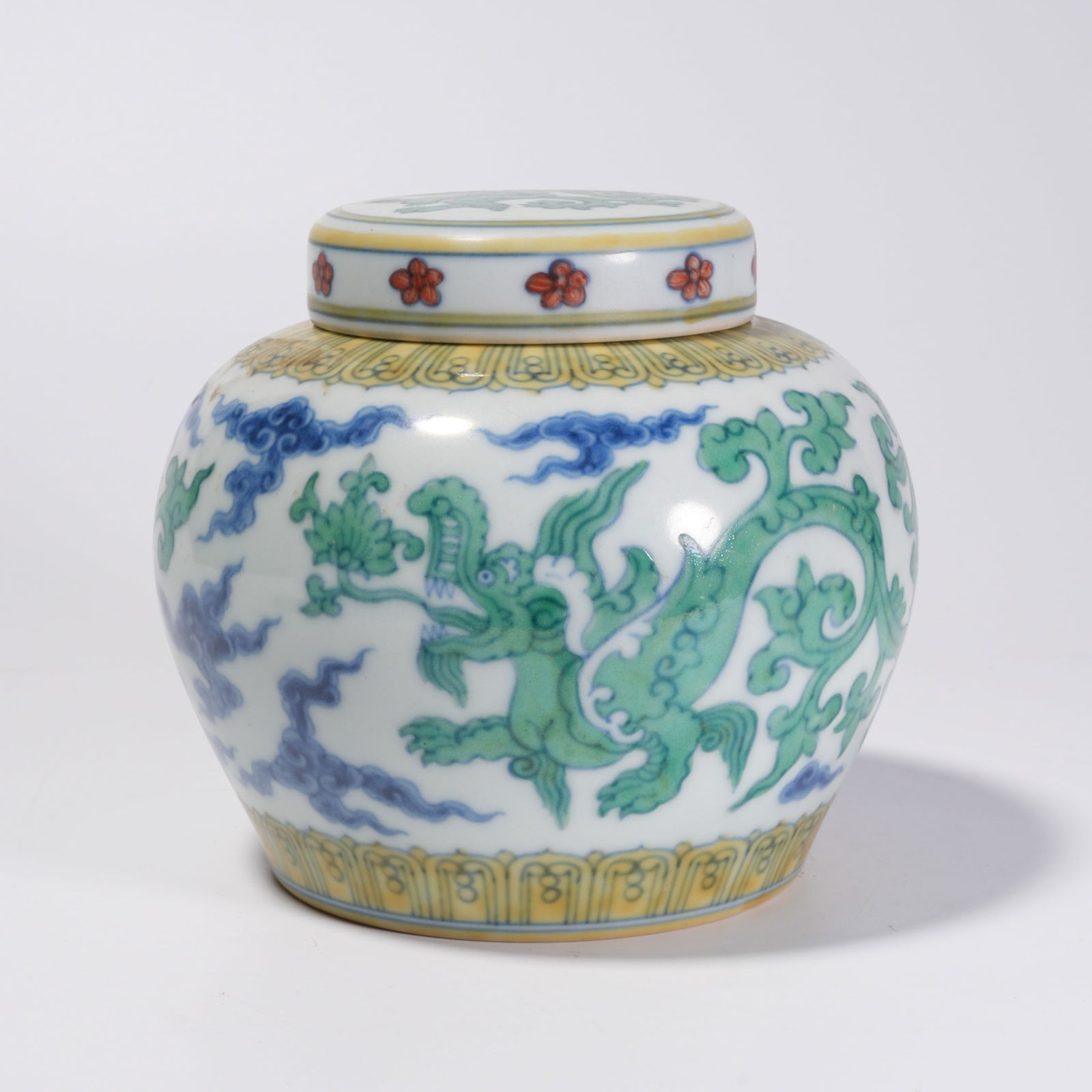 A DOUCAI CLOUD AND DRAGON MOTIF COVERED JAR: Doucai Cloud and Dragon Motif Covered Jar