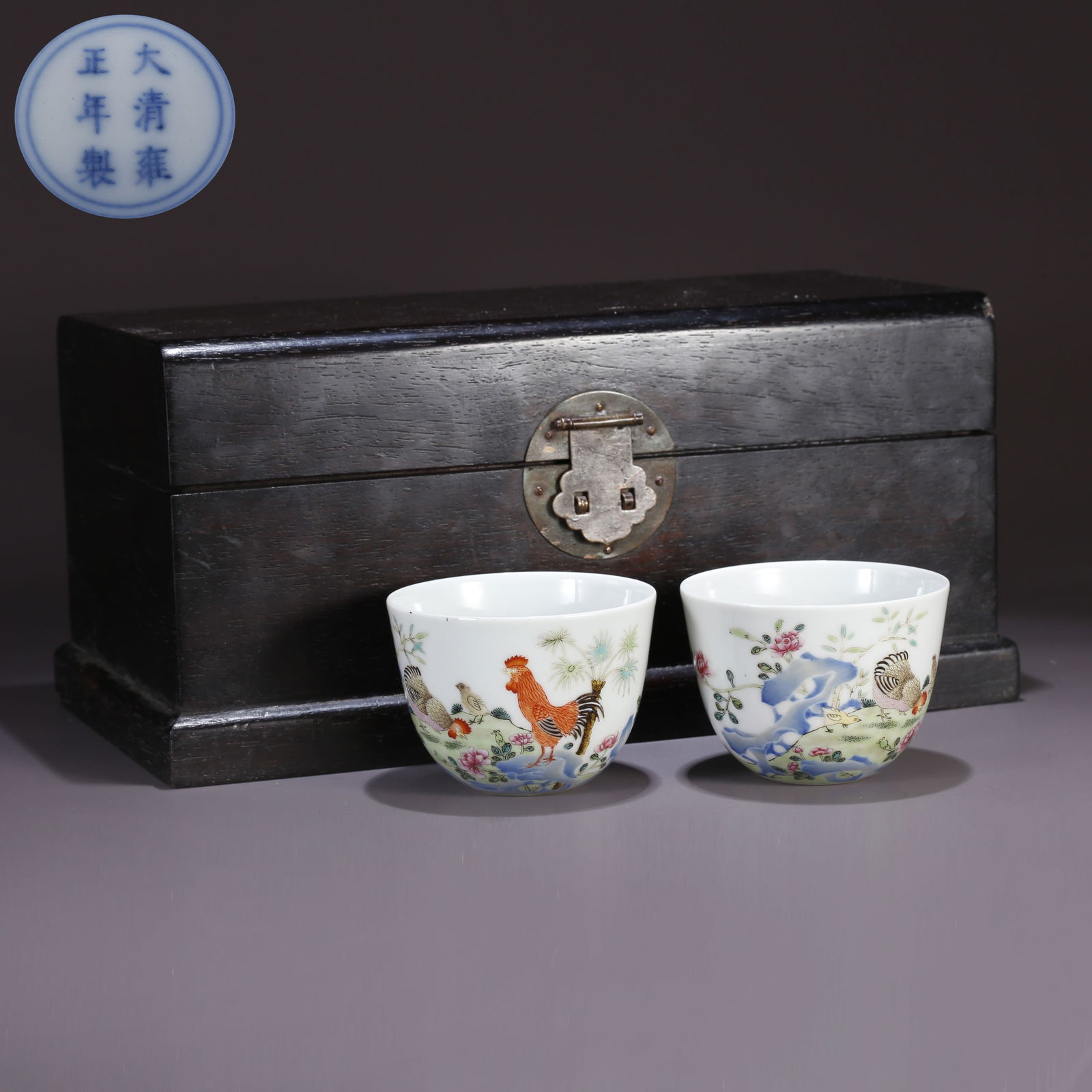 A FAMILLE ROSE ROOSTER PATTERN CUP (PAIR): Famille Rose Rooster Pattern Cup (Pair)