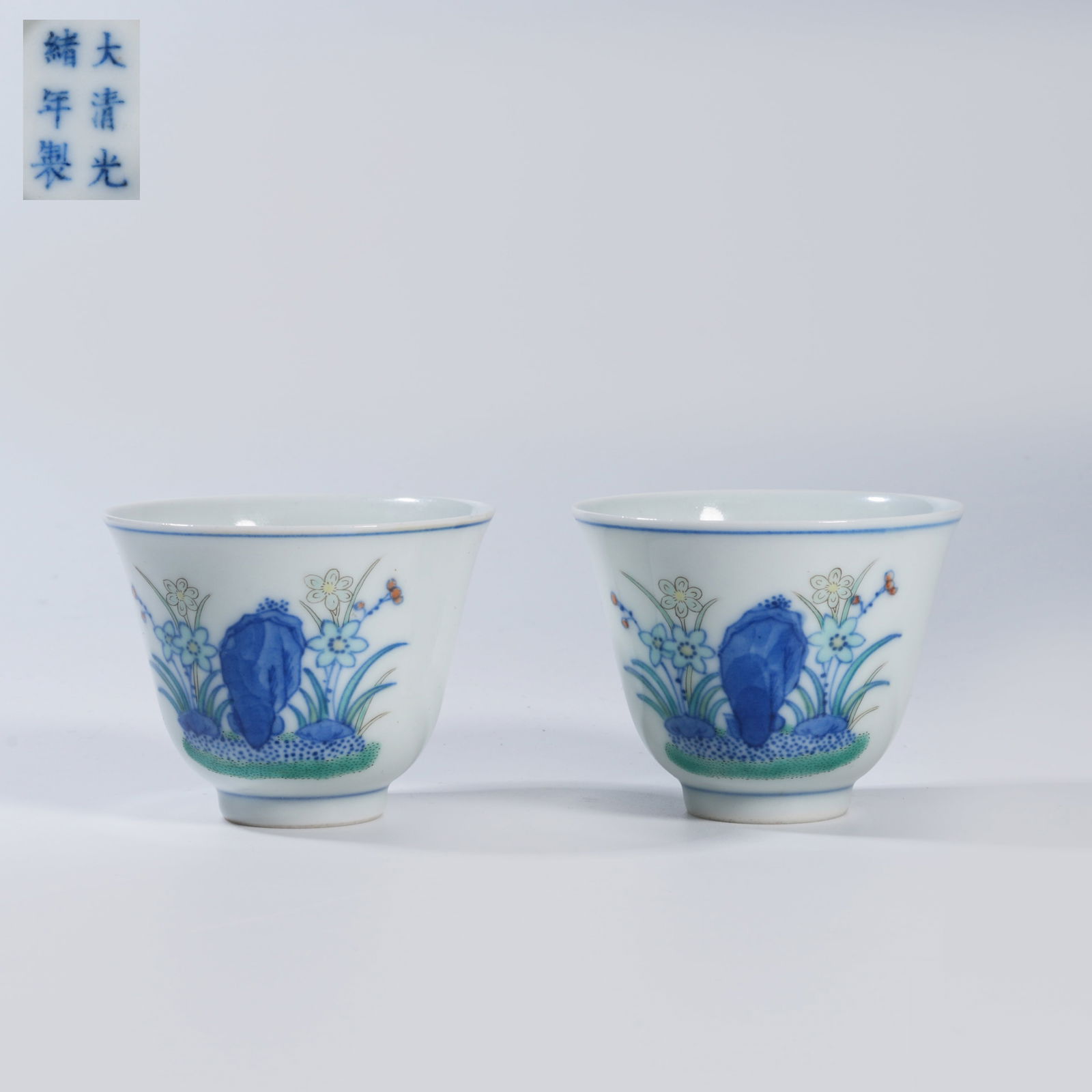 A SET OF WUCAI (FIVE-COLOR) FLORAL CUPS: Set of wucai (five-color) floral cups