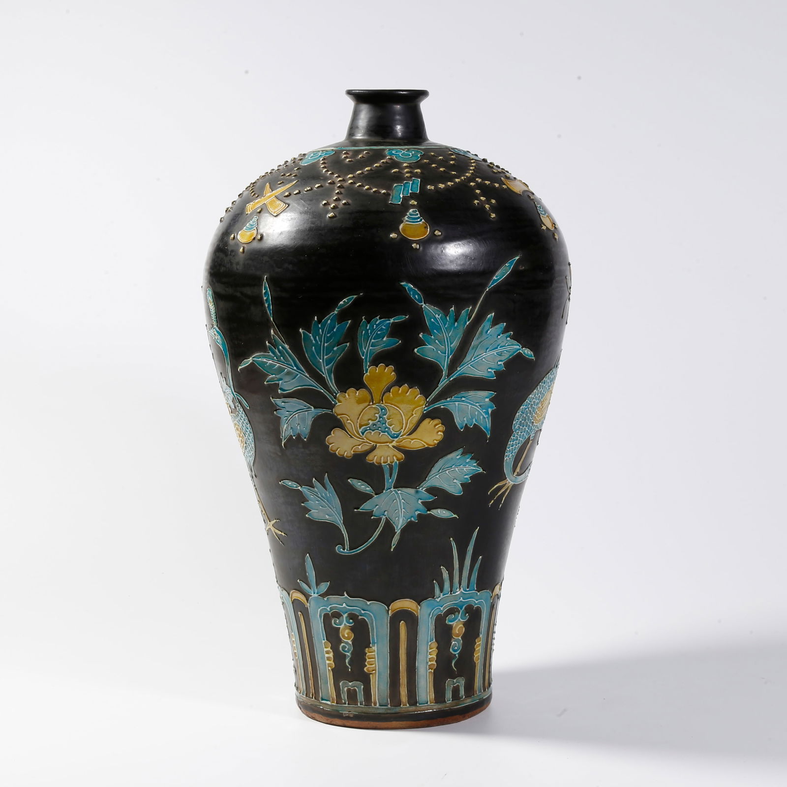 A FAMILLE VERTE PEACOCK MOTIF MEIPING VASE: Famille Verte Peacock Motif Meiping Vase