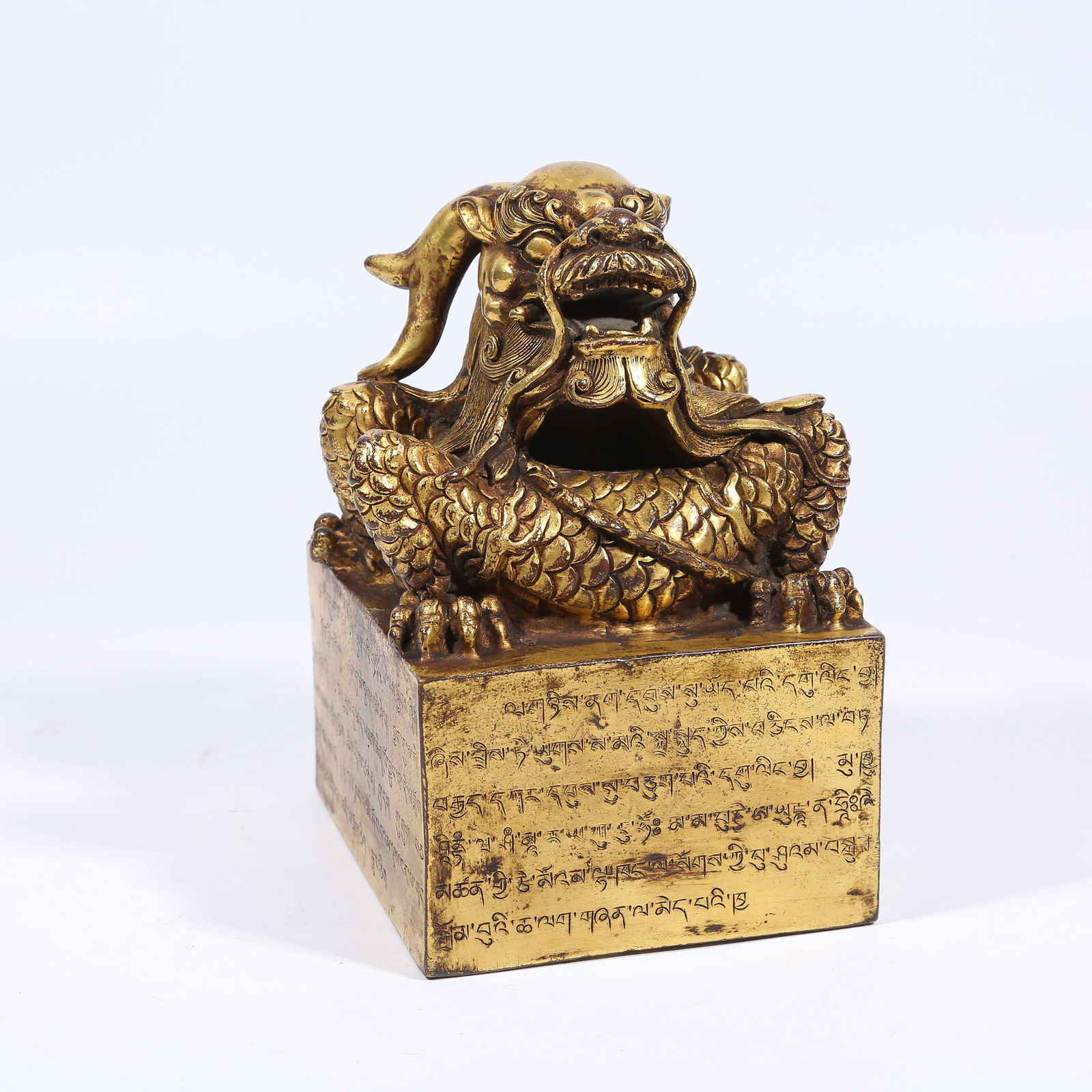 A GILT BRONZE DRAGON-HEAD SEAL: Gilt Bronze Dragon-Head Seal