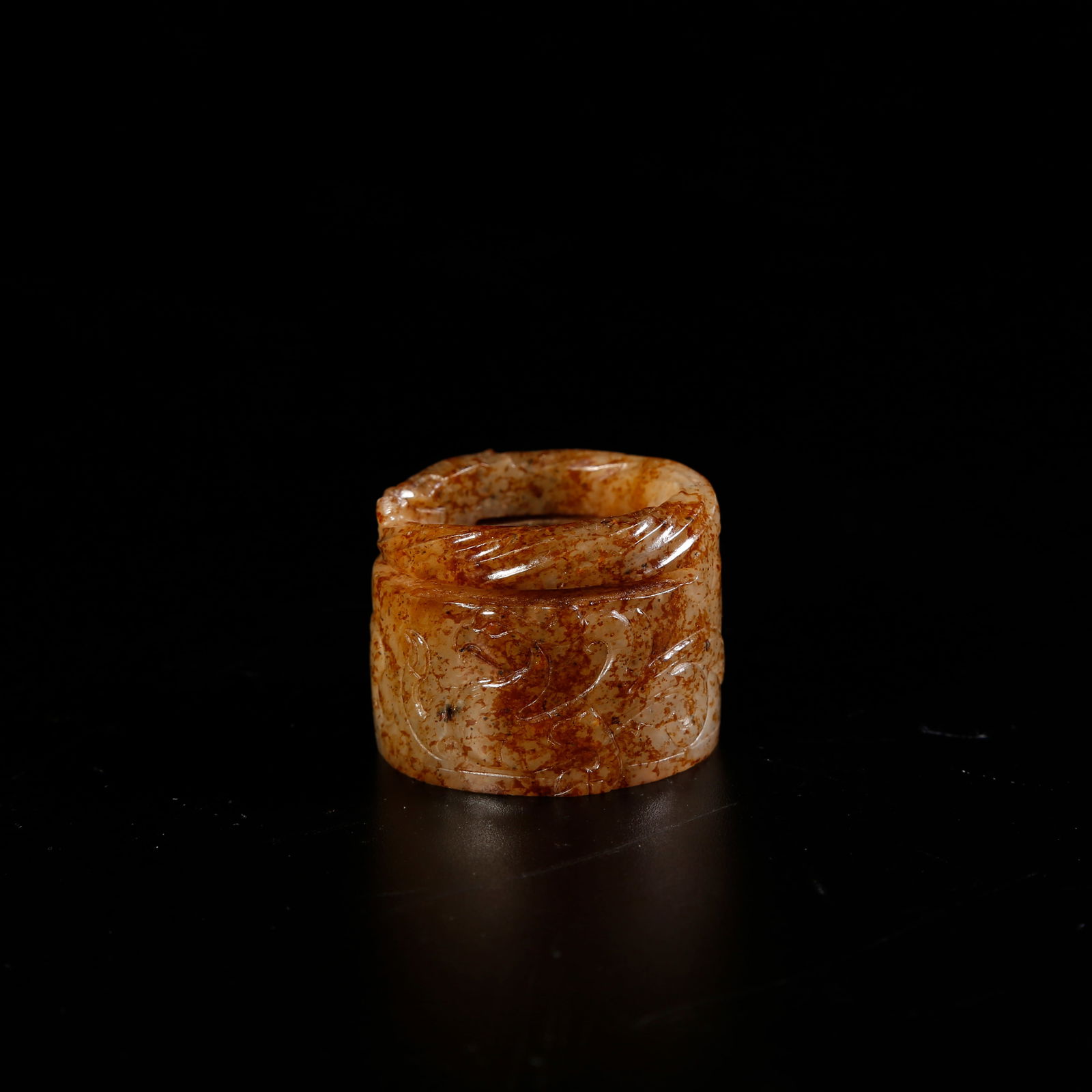 A HETIAN JADE DRAGON-PATTERN THUMB RING: Hetian jade dragon-pattern thumb ring