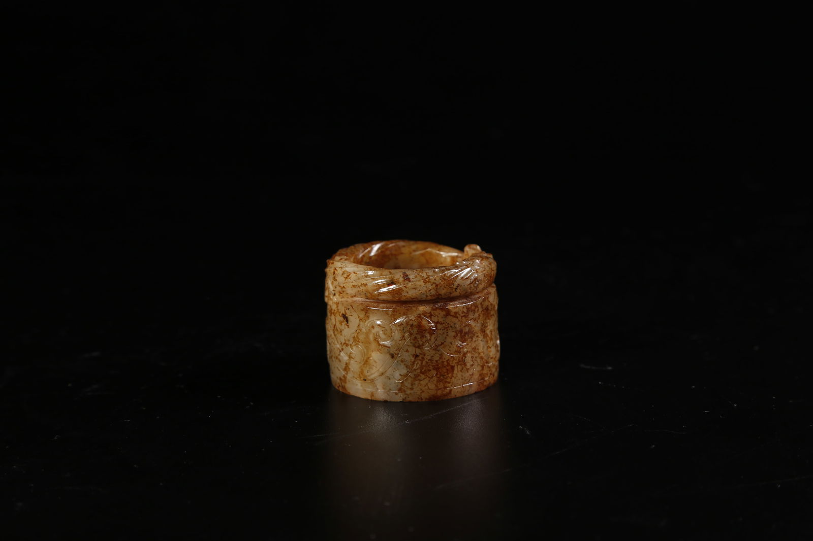 A HETIAN JADE DRAGON-PATTERN THUMB RING - 3