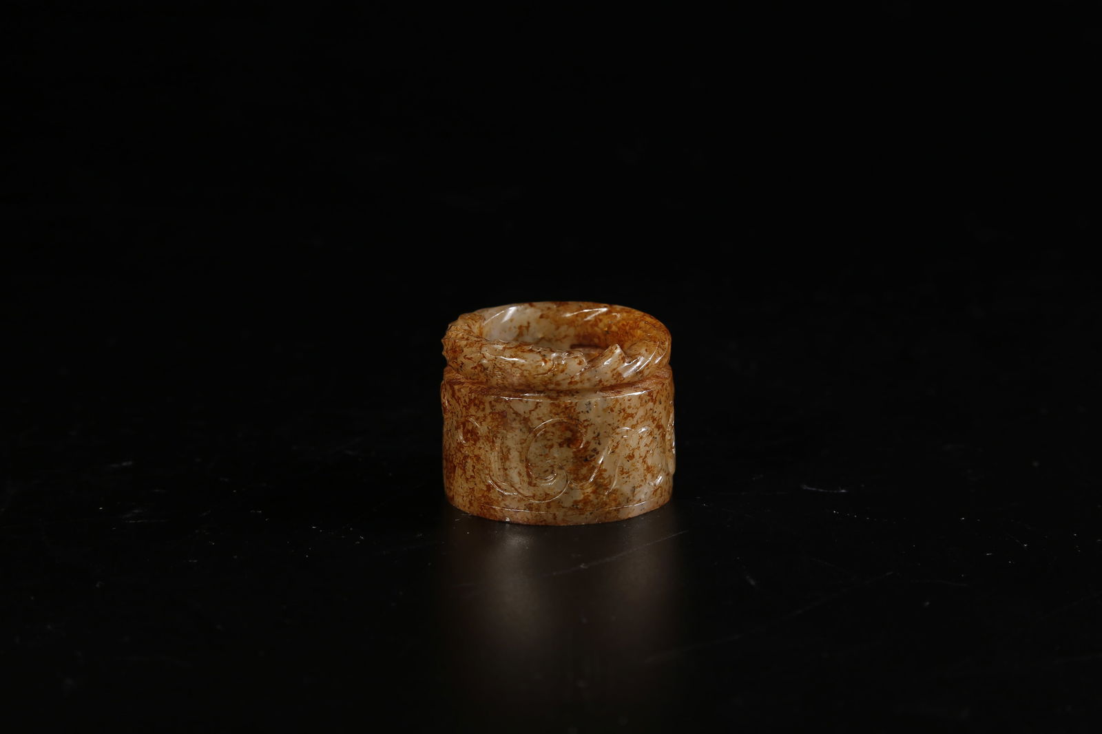 A HETIAN JADE DRAGON-PATTERN THUMB RING - 4