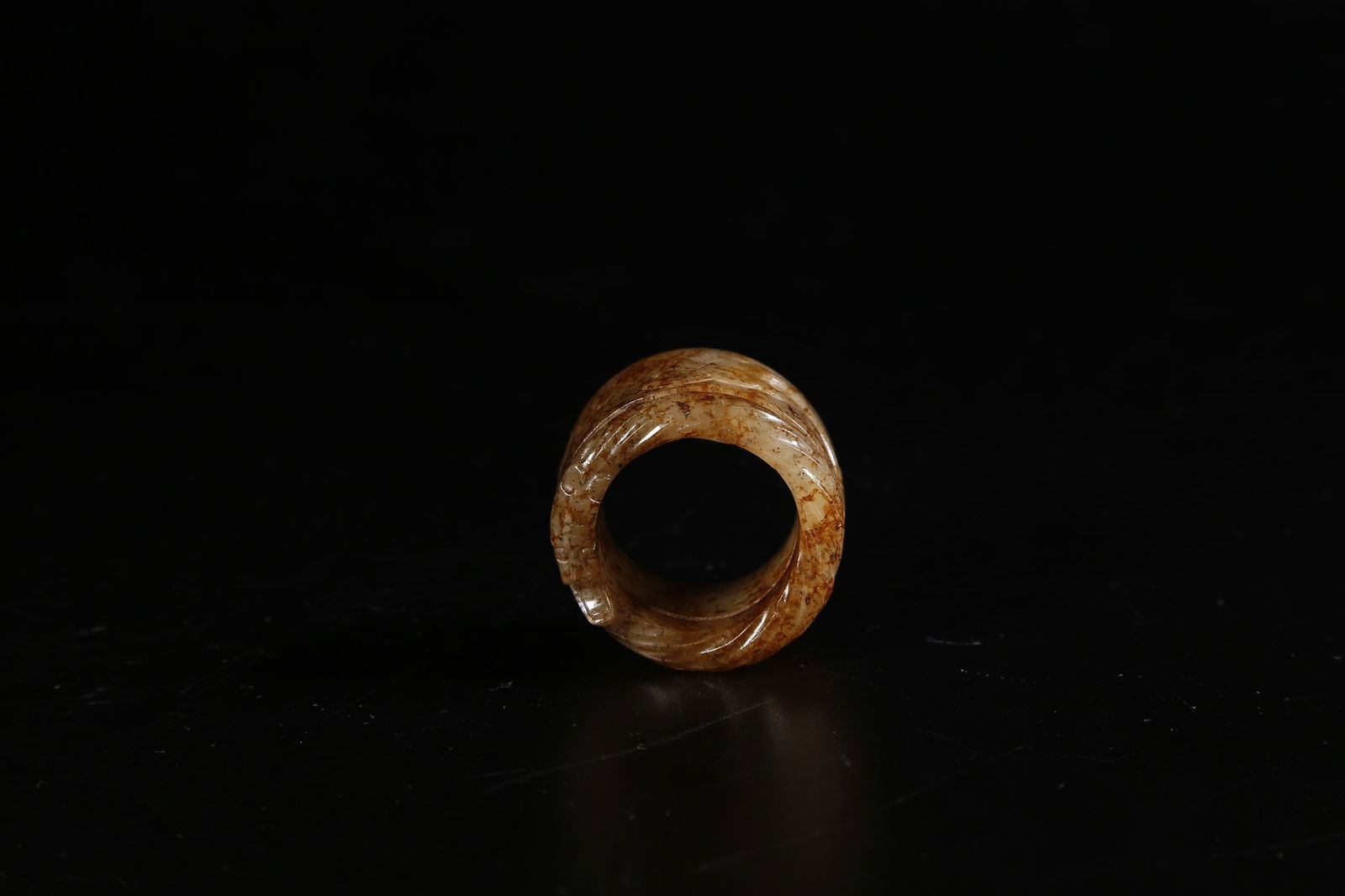 A HETIAN JADE DRAGON-PATTERN THUMB RING - 5
