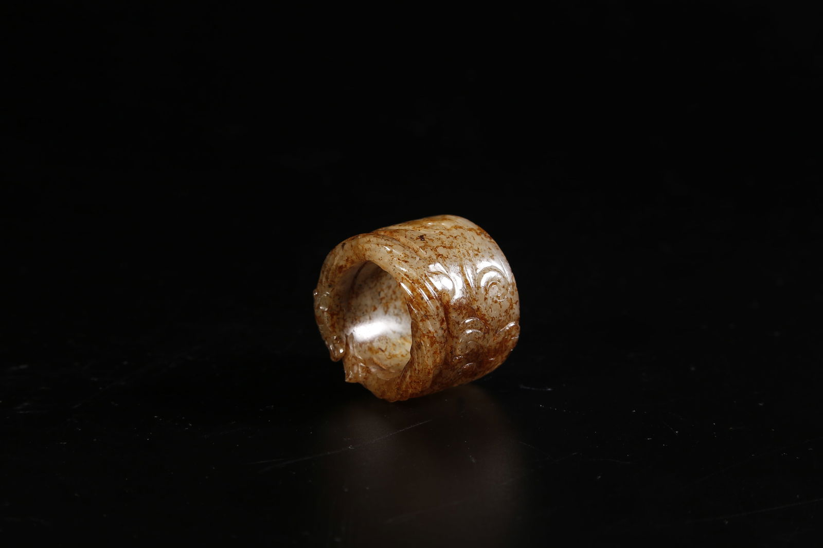 A HETIAN JADE DRAGON-PATTERN THUMB RING - 6