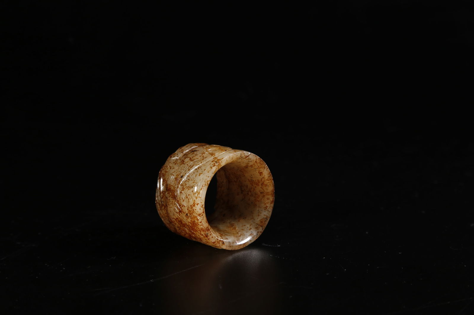 A HETIAN JADE DRAGON-PATTERN THUMB RING - 7