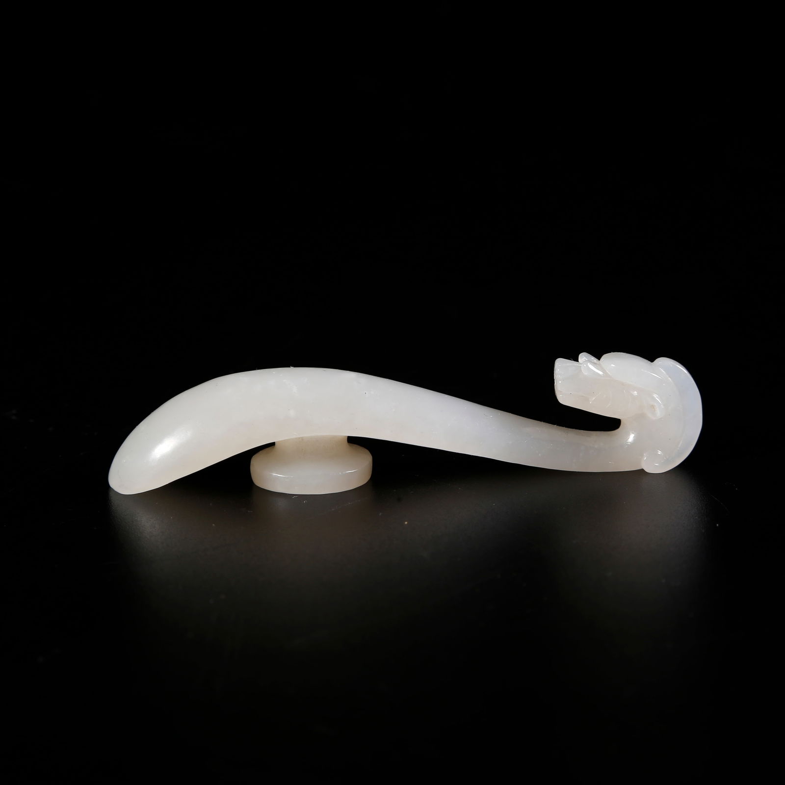 A HETIAN JADE DRAGON-PATTERNED BELT HOOK: Hetian jade dragon-patterned belt hook