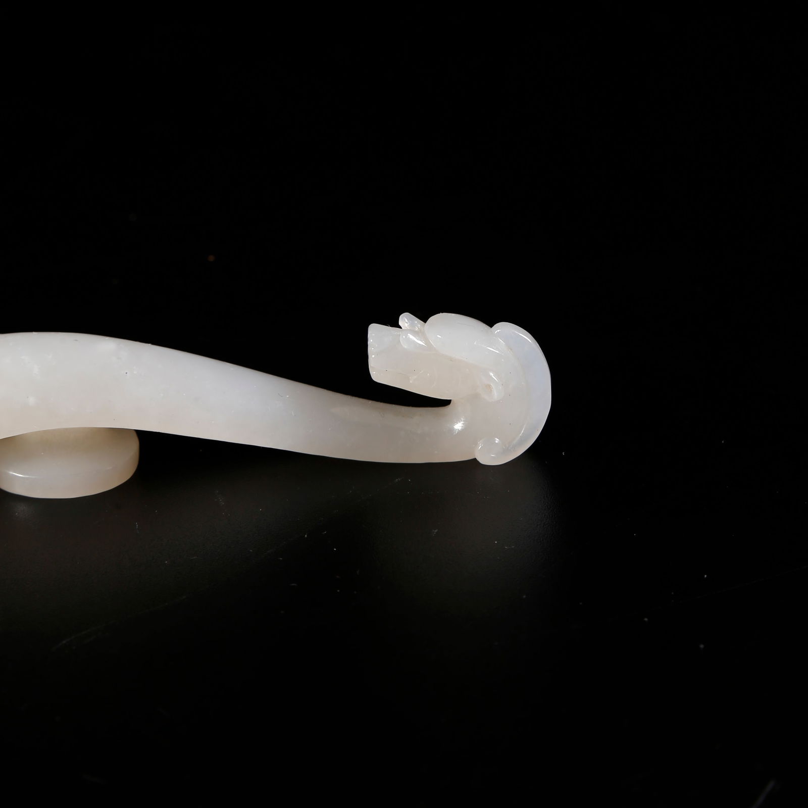 A HETIAN JADE DRAGON-PATTERNED BELT HOOK - 2
