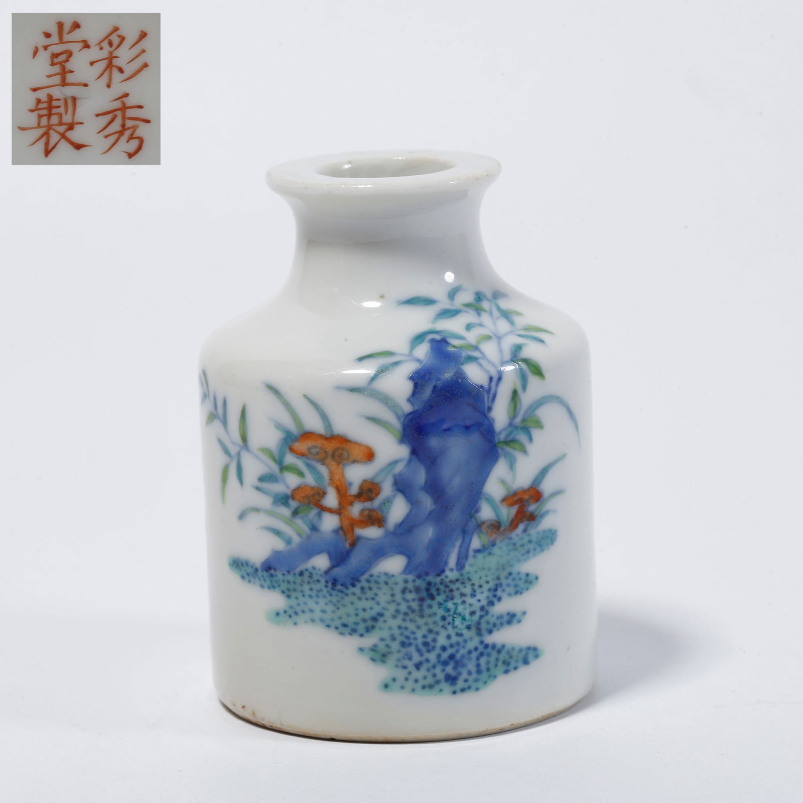 A FAMILLE ROSE CONCH-SHAPED SNUFF BOTTLE: Famille rose conch-shaped snuff bottle