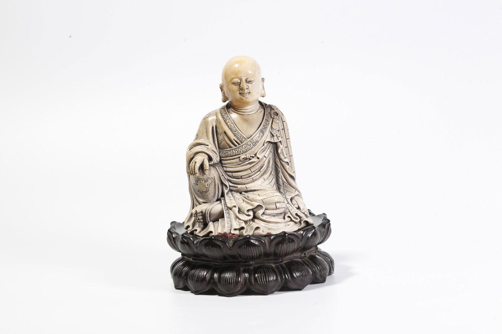 A SHOUSHAN STONE FIGURE-SHAPED ORNAMENT: Shoushan stone figure-shaped ornament