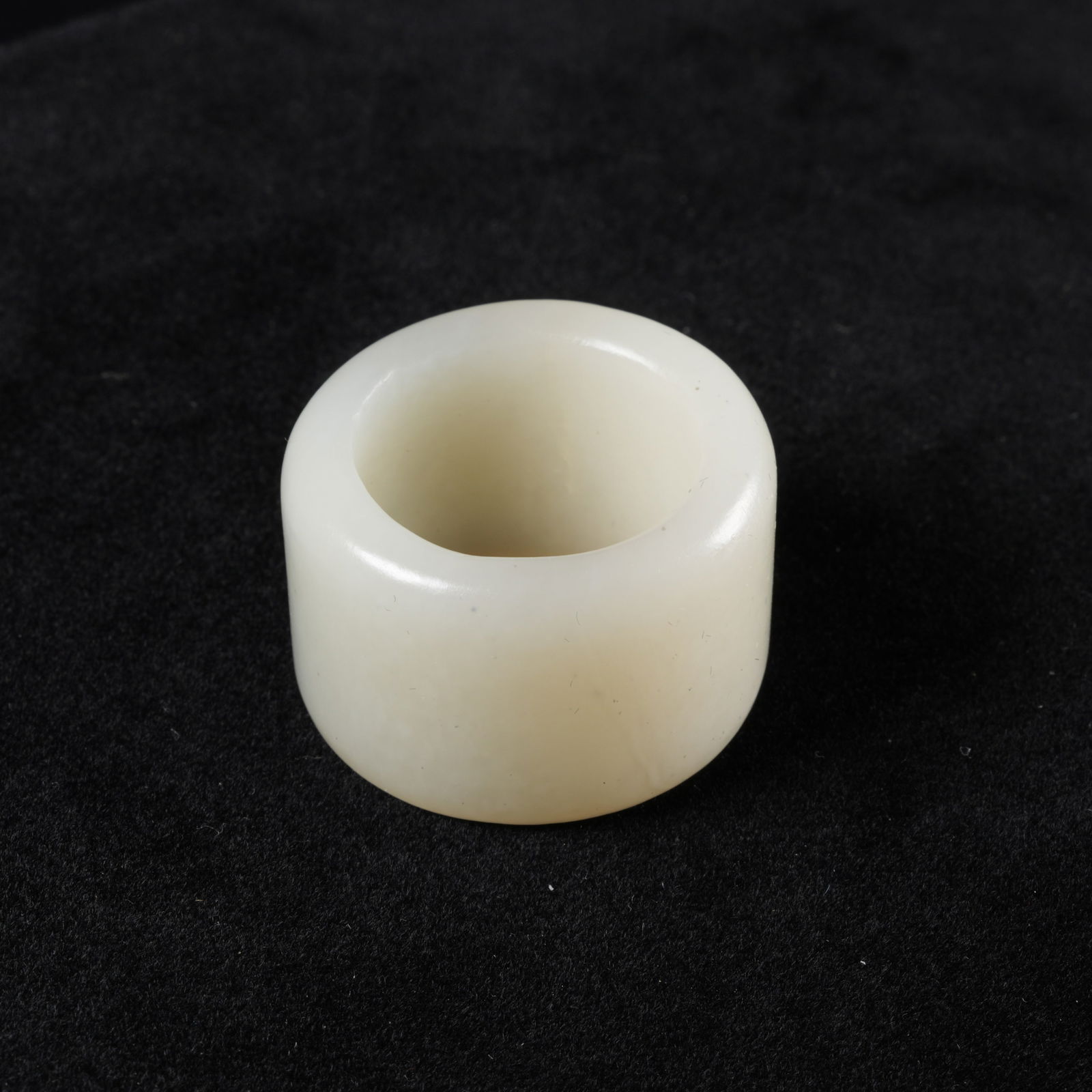 A HETIAN JADE THUMB RING: Hetian jade thumb ring