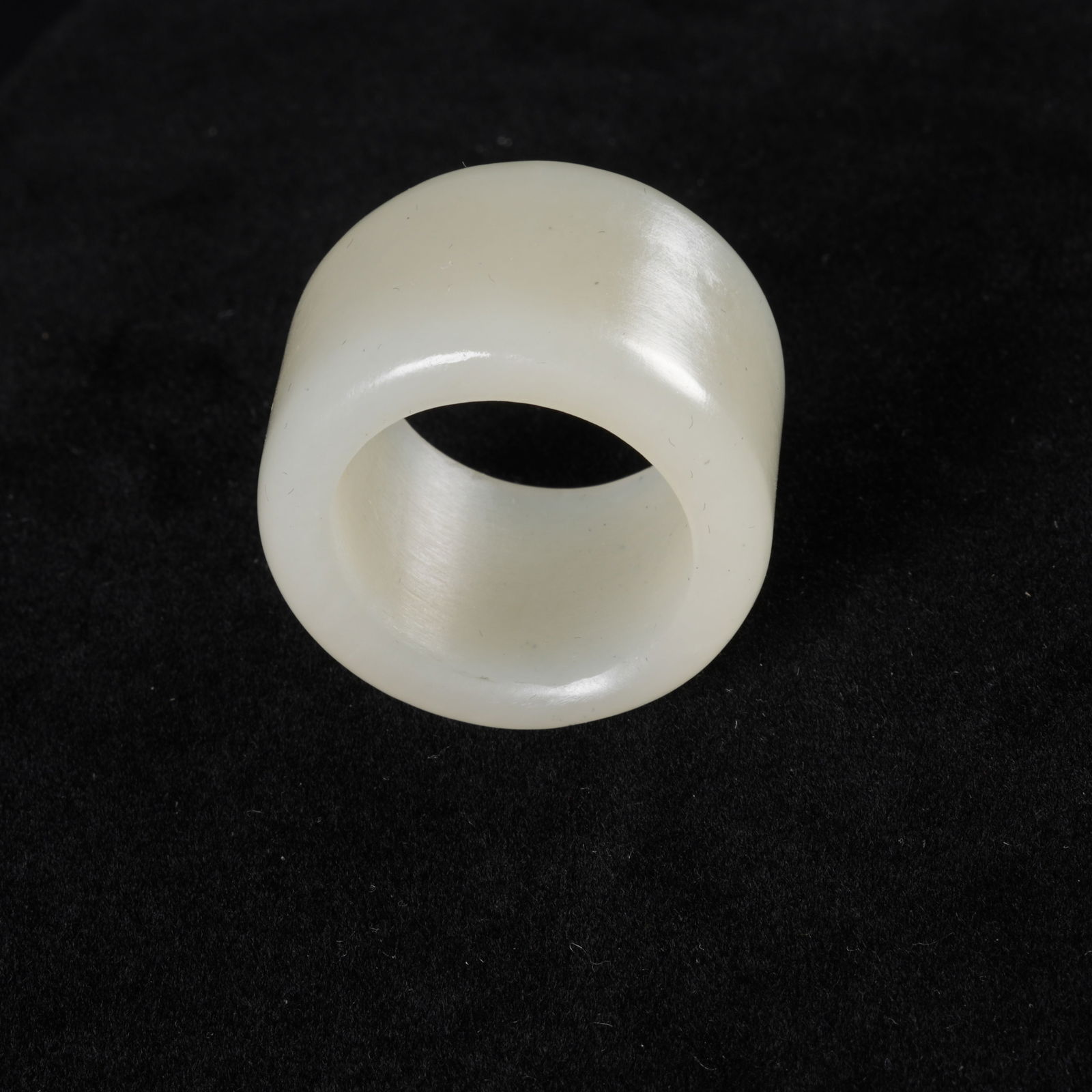 A HETIAN JADE THUMB RING - 8