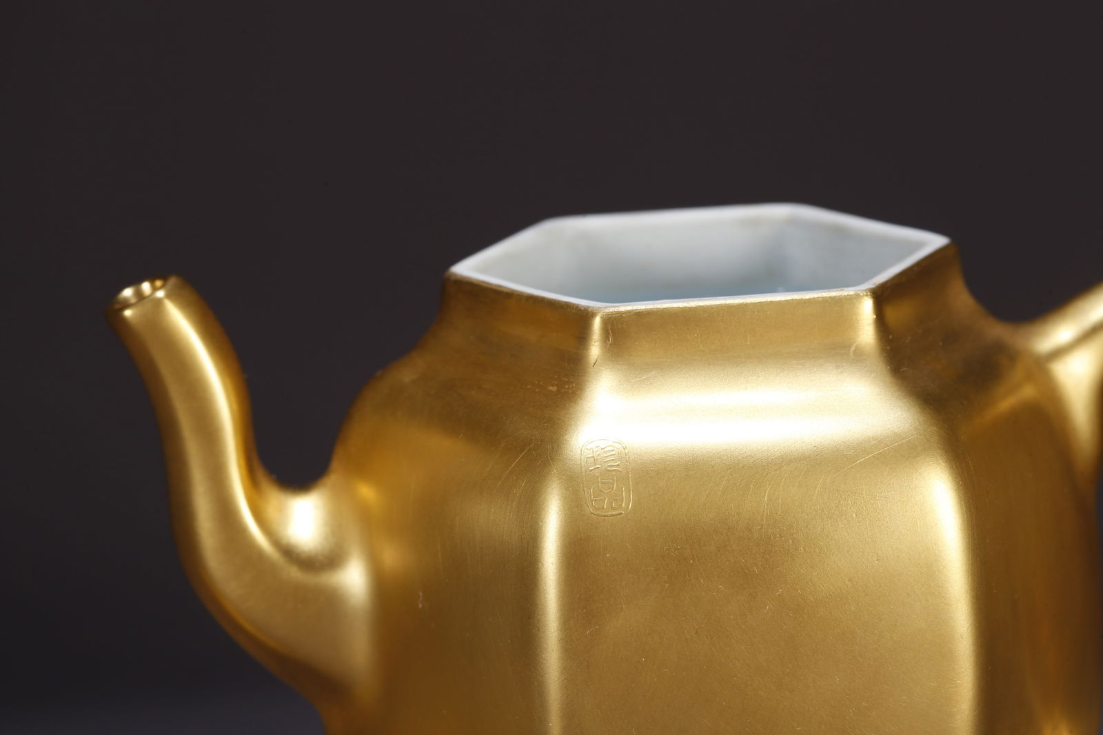 A GILT-GLAZED TEAPOT - 6