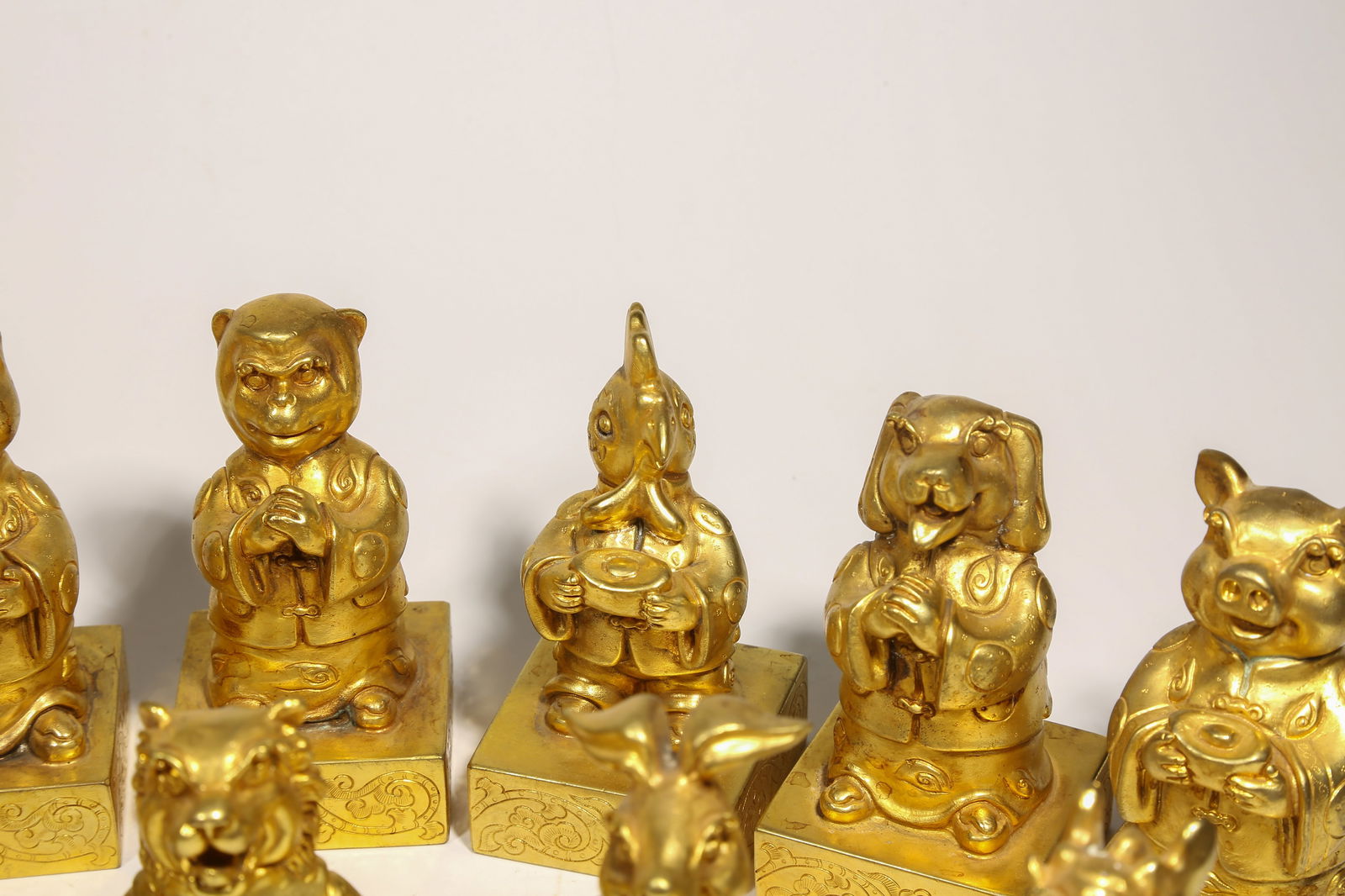 A GILDED BRONZE SEAL SET WITH TWELVE ZODIAC KNOBS - 3