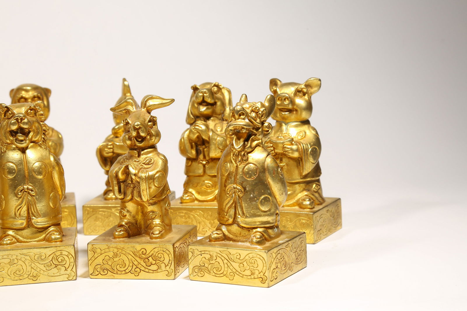 A GILDED BRONZE SEAL SET WITH TWELVE ZODIAC KNOBS - 5