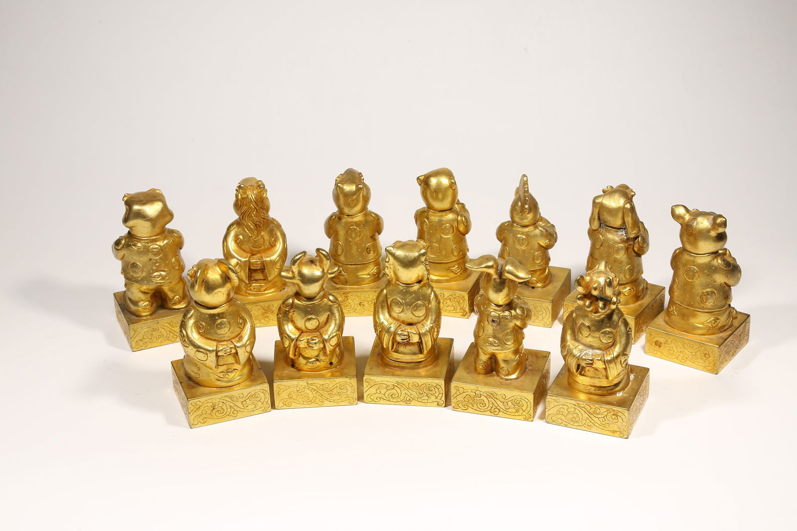 A GILDED BRONZE SEAL SET WITH TWELVE ZODIAC KNOBS - 8