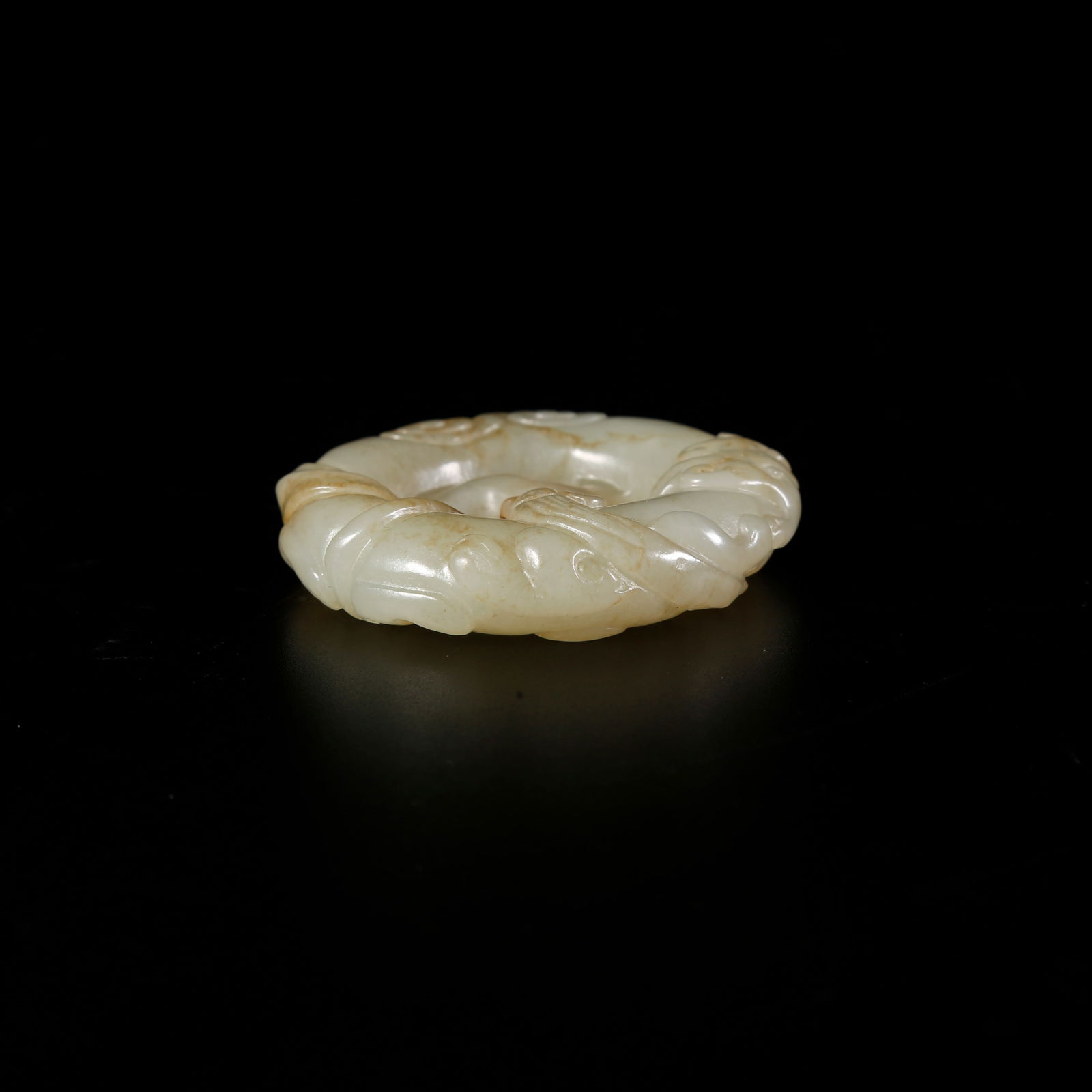 A HETIAN JADE DRAGON-PATTERNED RING - 4