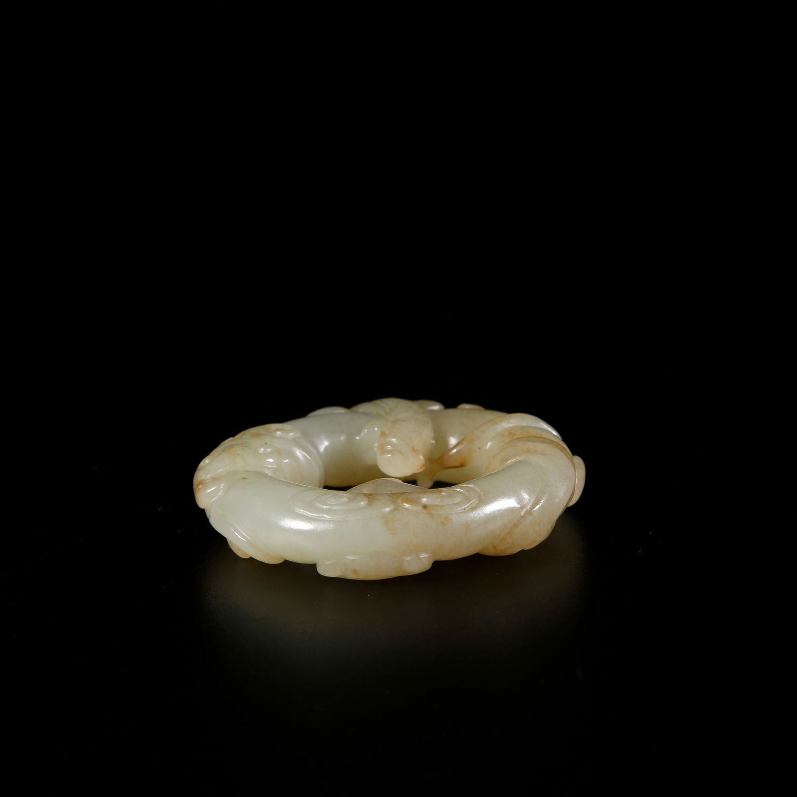 A HETIAN JADE DRAGON-PATTERNED RING - 6