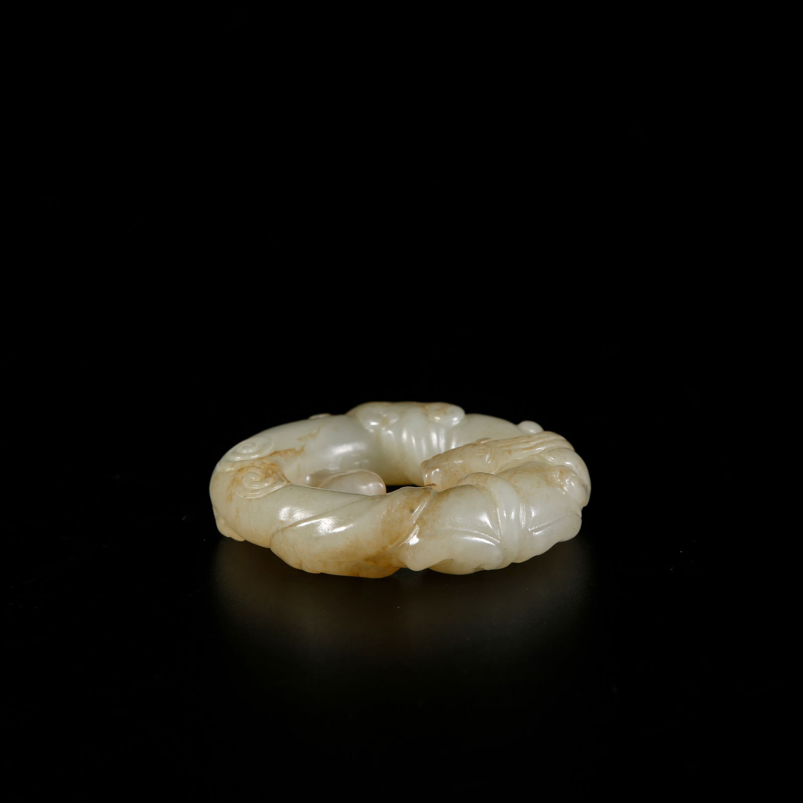 A HETIAN JADE DRAGON-PATTERNED RING - 7
