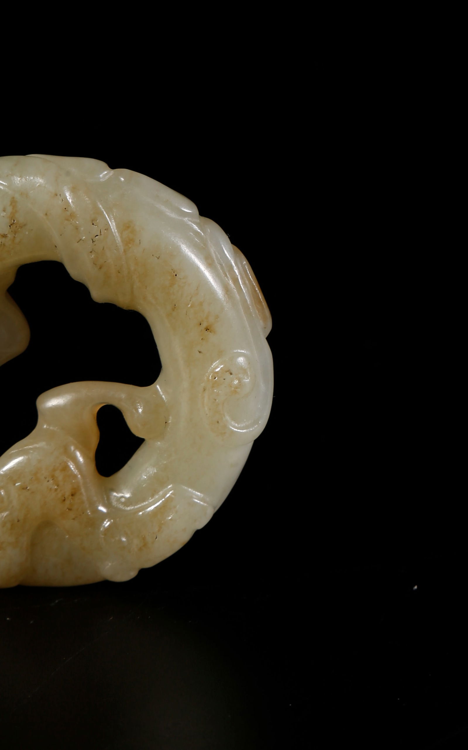 A HETIAN JADE DRAGON-PATTERNED RING - 8