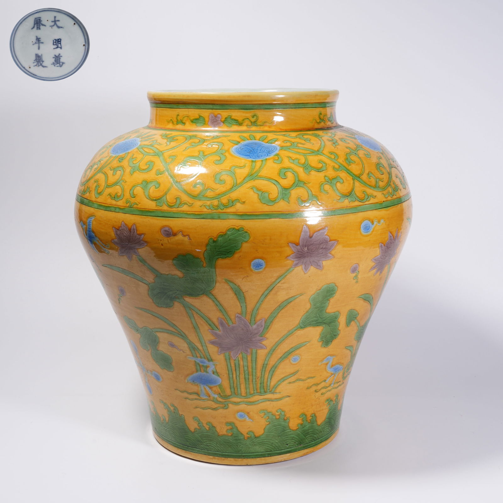 A YELLOW GROUND WITH GREEN-GLAZED FLOWER MOTIF JAR: Yellow Ground with Green-Glazed Flower Motif Jar