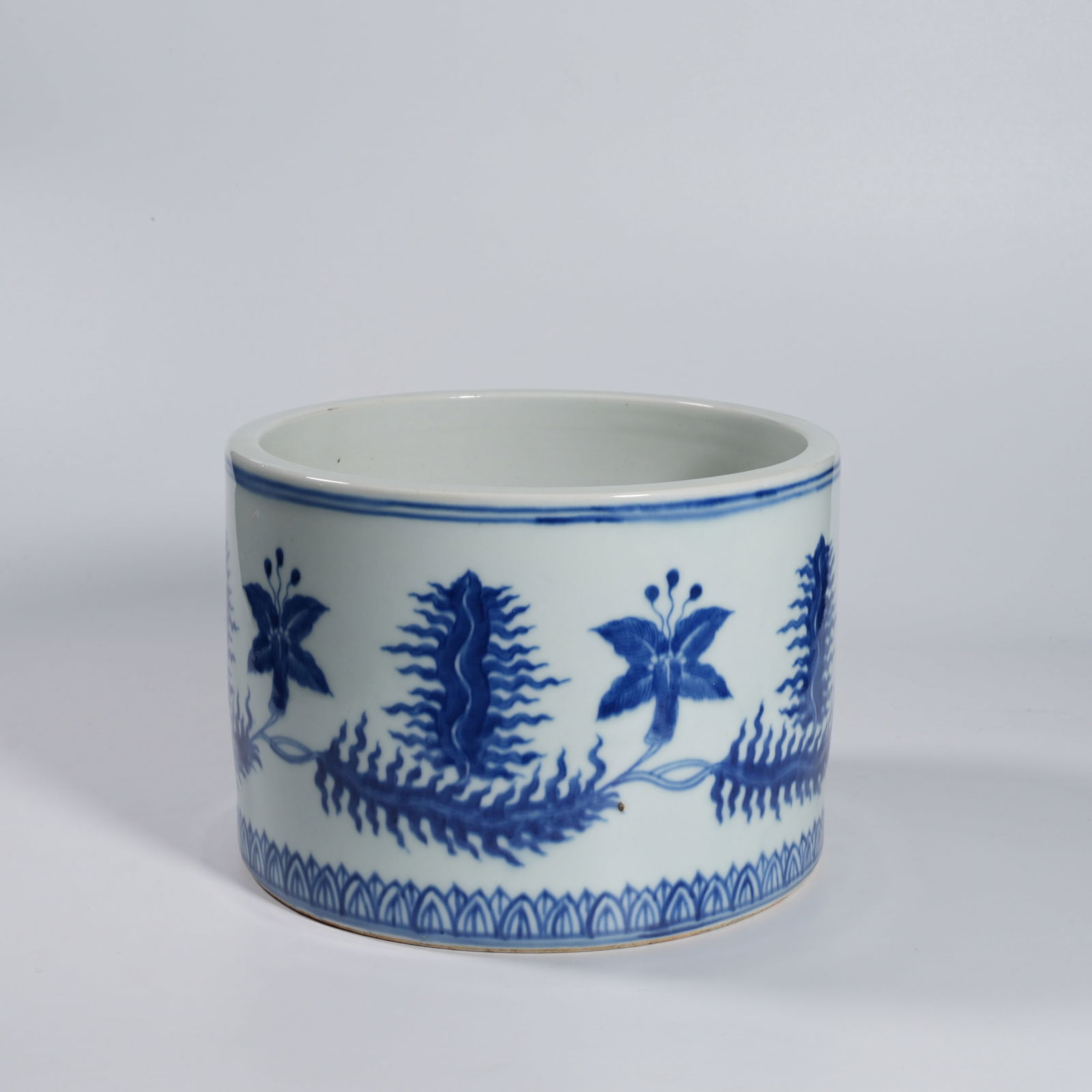 A BLUE-AND-WHITE FLORAL BRUSH POT: Blue-and-white floral brush pot