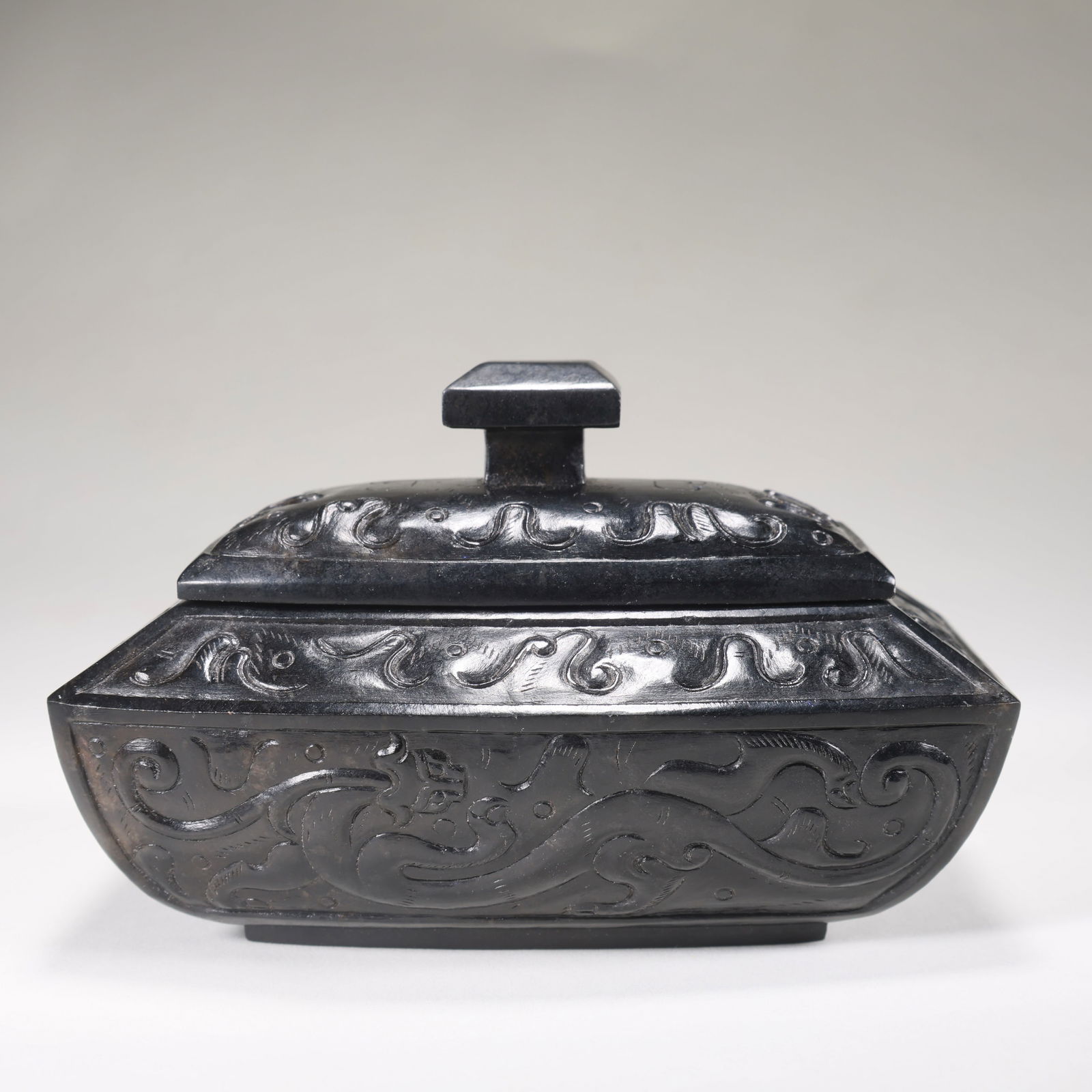 A HETIAN JADE RECTANGULAR COVERED BOX WITH BOGUWAN (ANTIQUE PATTERN) - 2