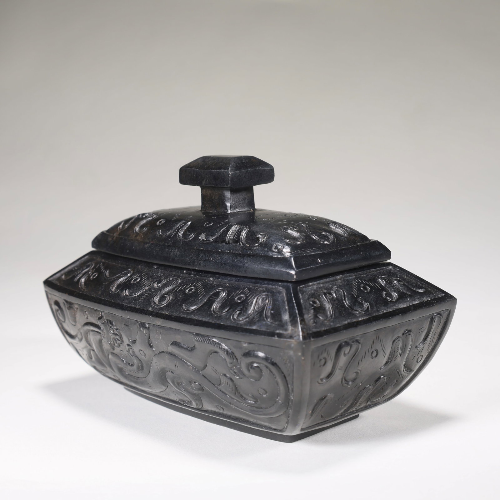 A HETIAN JADE RECTANGULAR COVERED BOX WITH BOGUWAN (ANTIQUE PATTERN) - 3