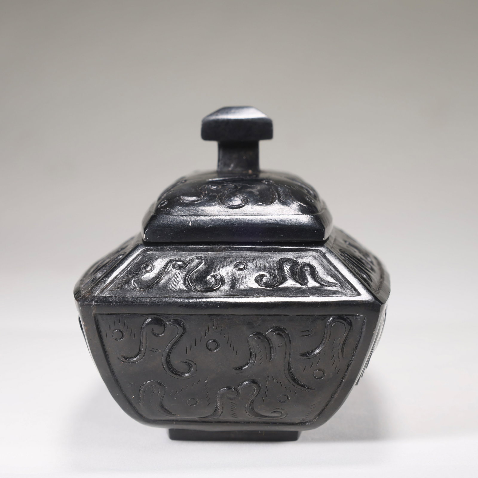 A HETIAN JADE RECTANGULAR COVERED BOX WITH BOGUWAN (ANTIQUE PATTERN) - 4