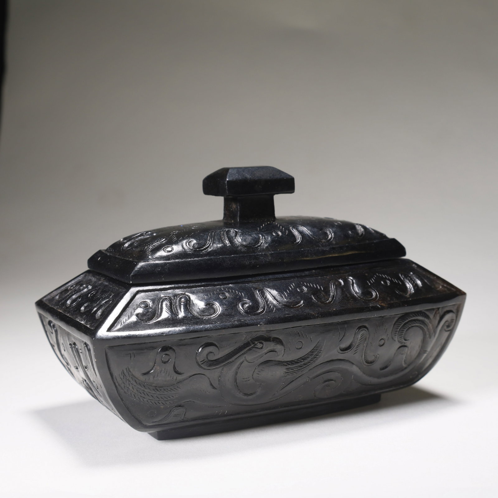 A HETIAN JADE RECTANGULAR COVERED BOX WITH BOGUWAN (ANTIQUE PATTERN) - 5