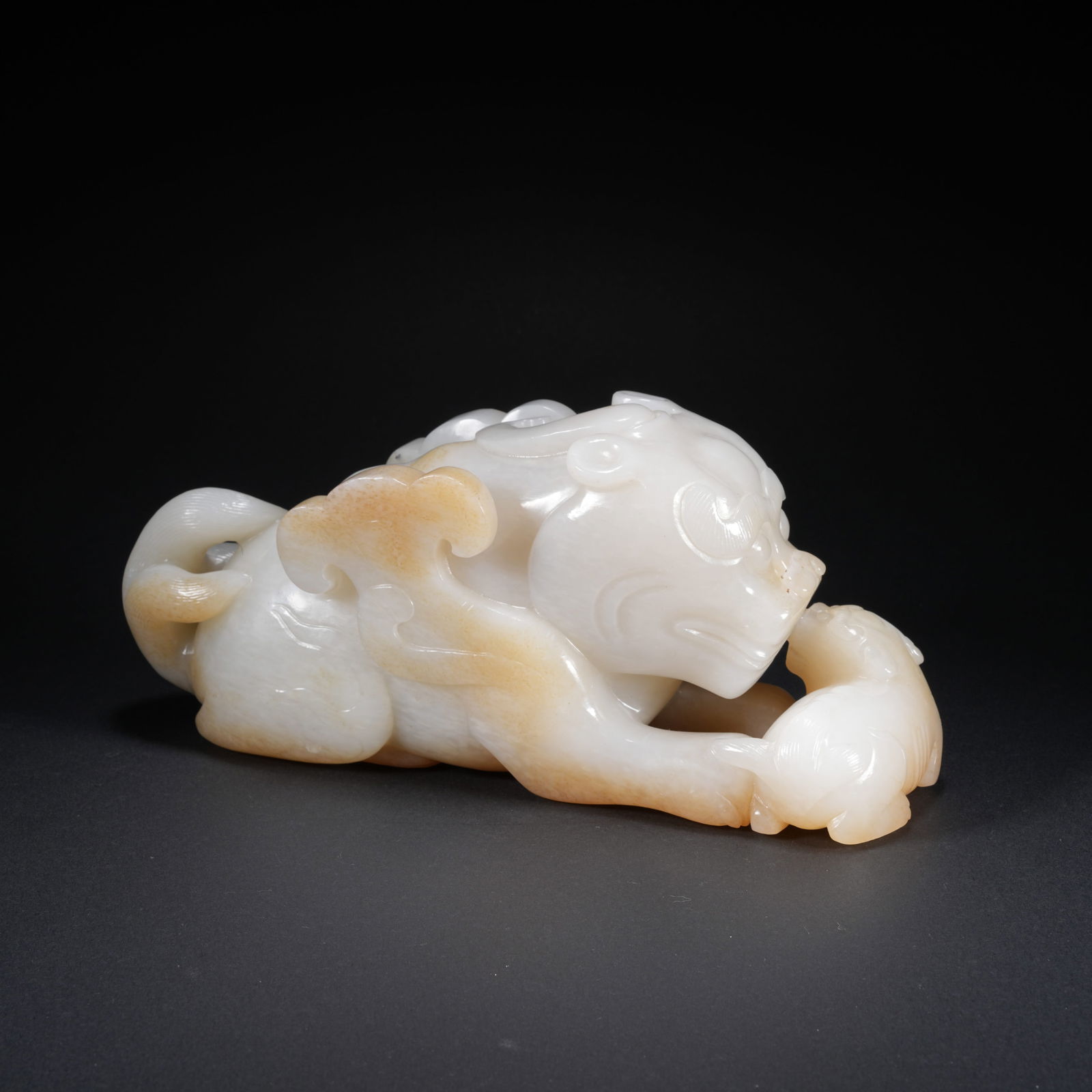 A HETIAN JADE CARVED MOTHER-AND-CHILD ANIMAL FIGURE: Hetian Jade Carved Mother-and-Child Animal Figure