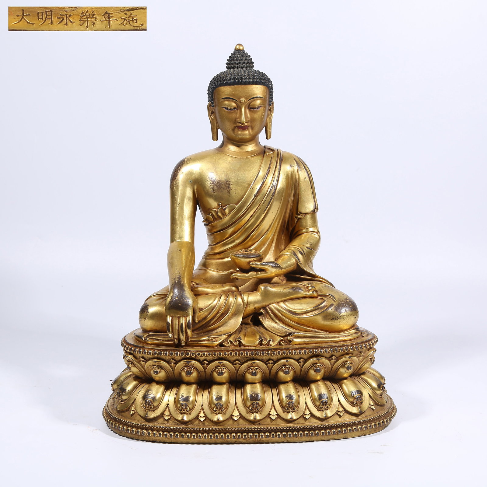 A GILT BRONZE SHAKYAMUNI STATUE: Gilt Bronze Shakyamuni Statue