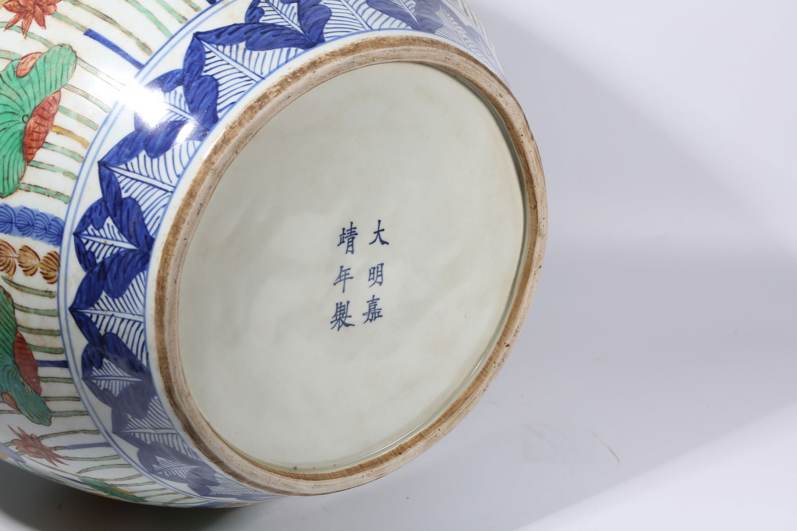 A WUCAI FISH AND ALGAE PATTERN LARGE JAR - 10