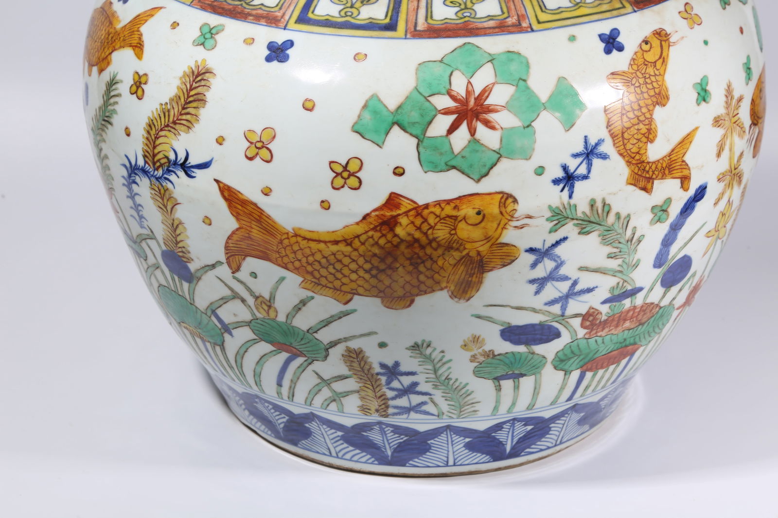 A WUCAI FISH AND ALGAE PATTERN LARGE JAR - 3