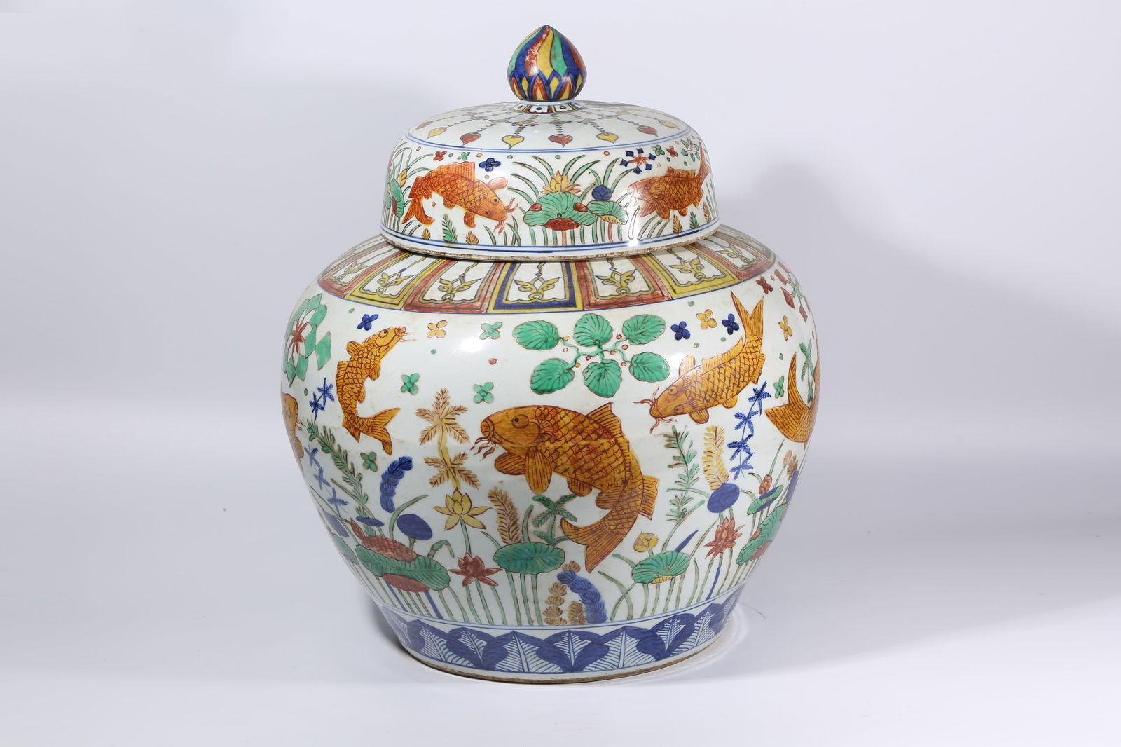 A WUCAI FISH AND ALGAE PATTERN LARGE JAR - 5
