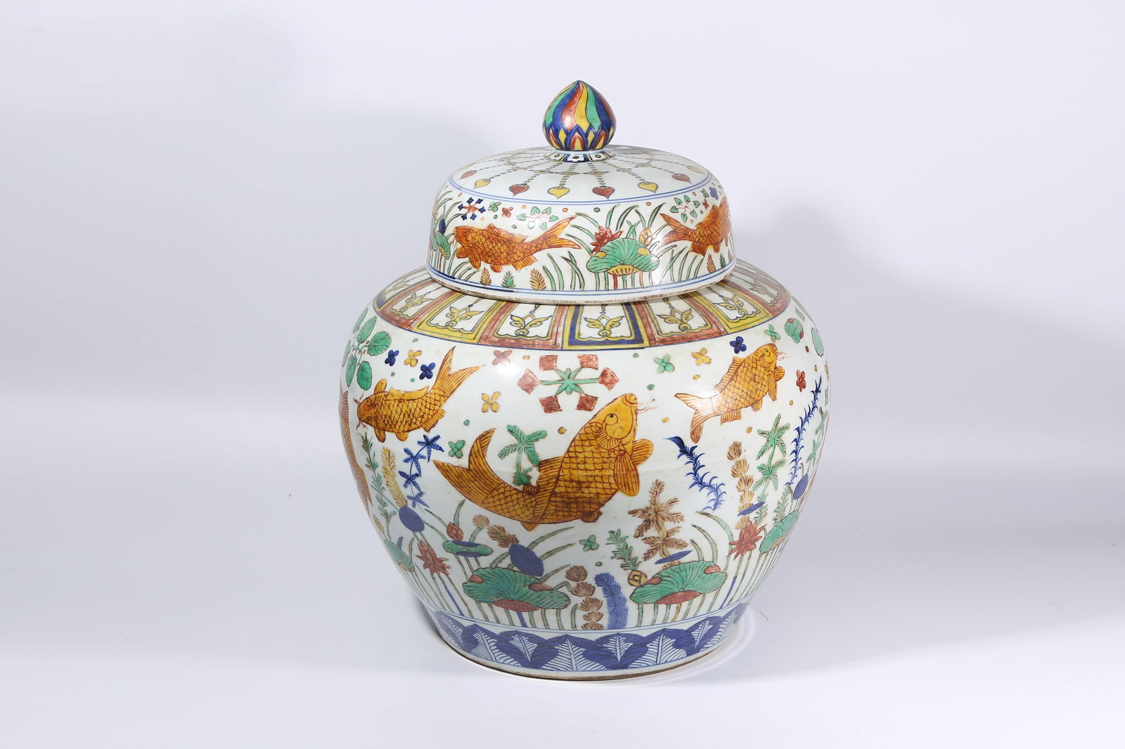 A WUCAI FISH AND ALGAE PATTERN LARGE JAR - 6