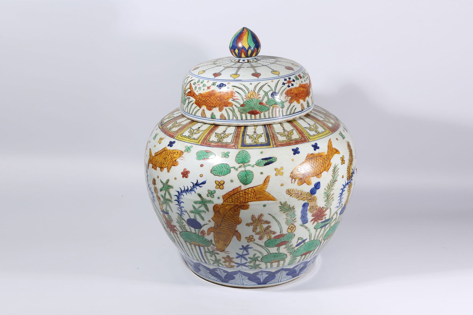 A WUCAI FISH AND ALGAE PATTERN LARGE JAR - 7