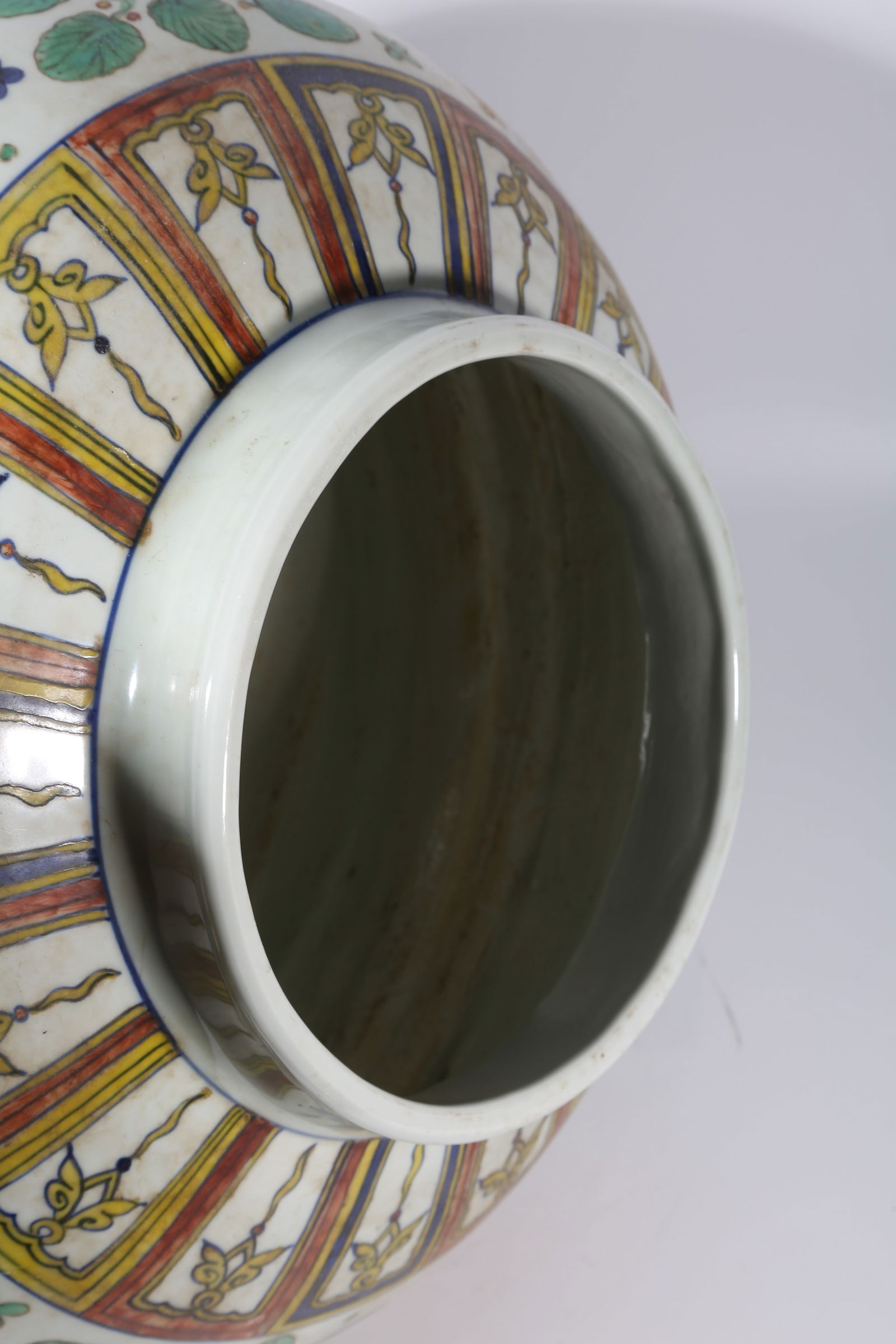 A WUCAI FISH AND ALGAE PATTERN LARGE JAR - 8