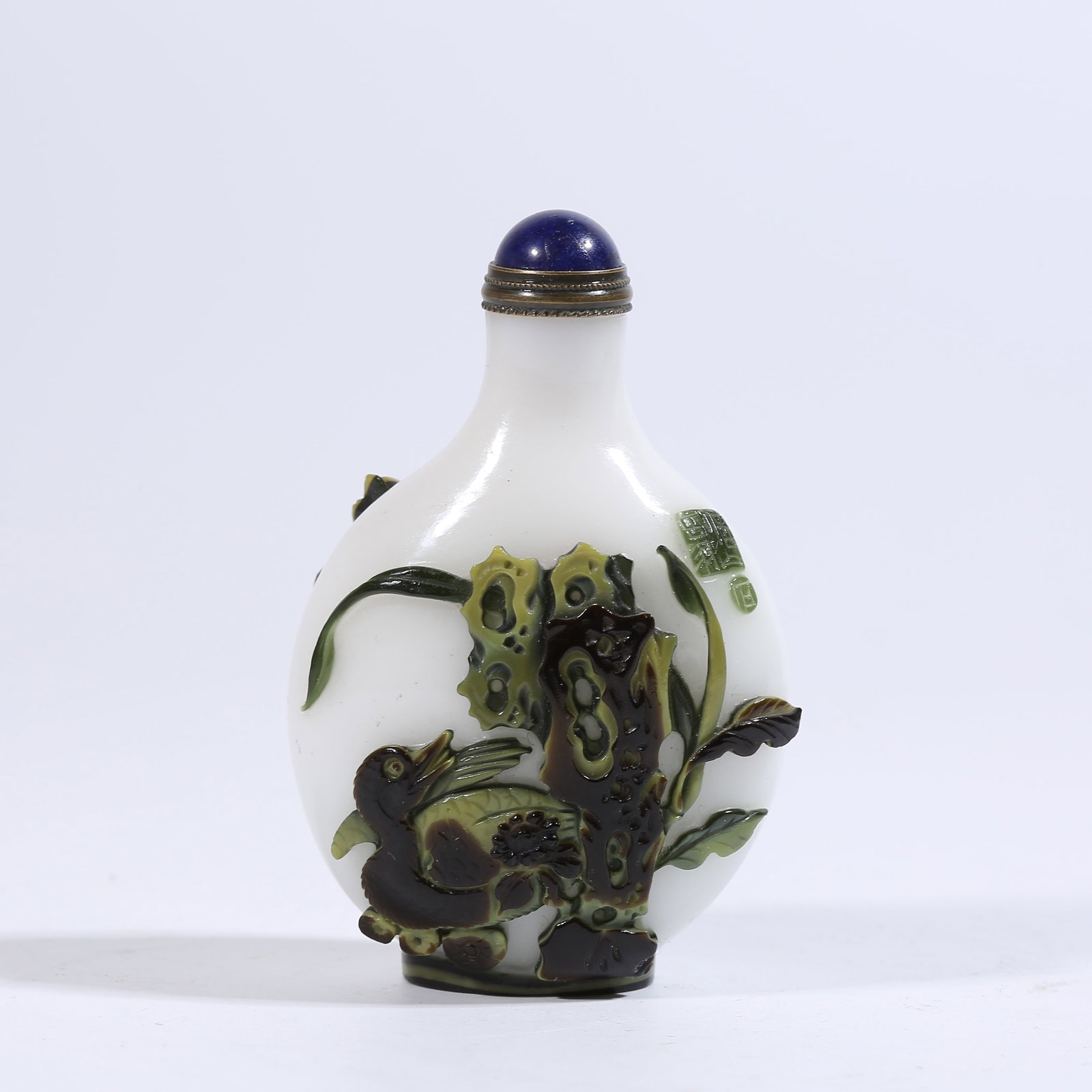 A INLAID SNUFF BOTTLE WITH FLORAL AND BIRD DESIGN: Inlaid snuff bottle with floral and bird design