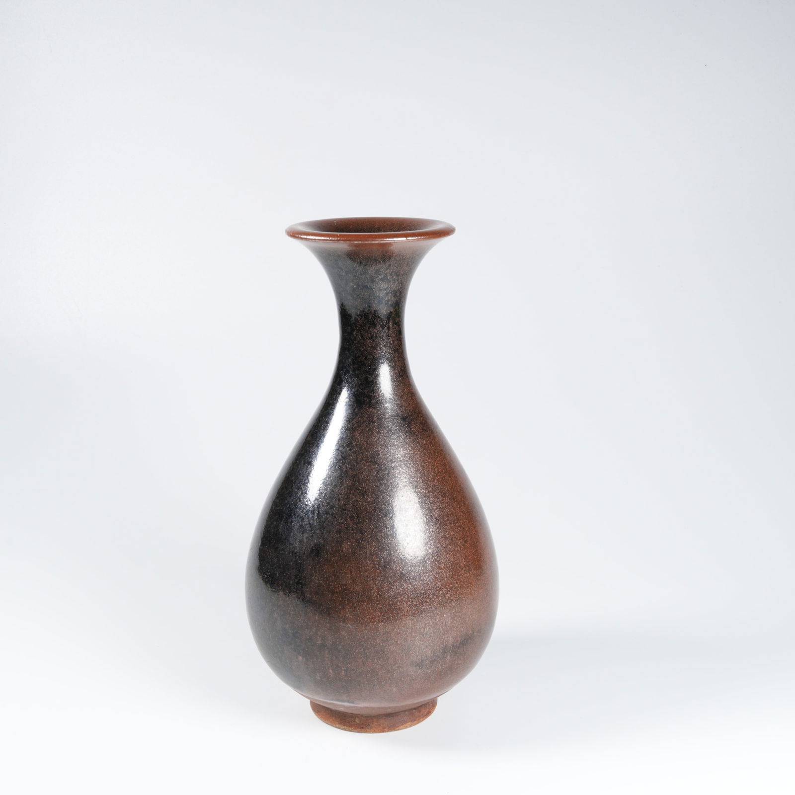 A BLACK-GLAZED YUHUCHUNPING VASE: Black-glazed yuhuchunping vase