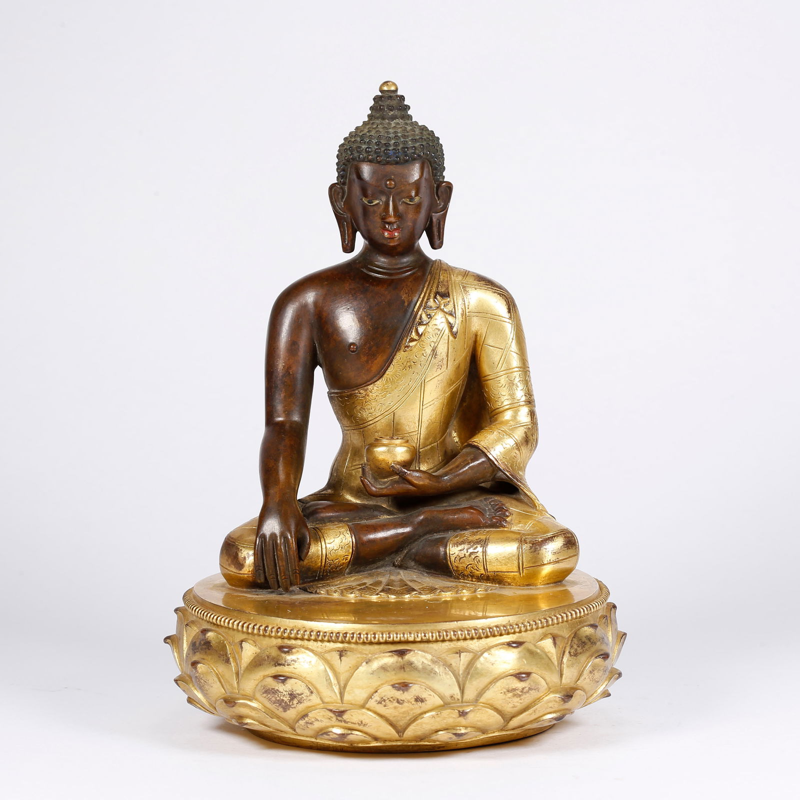 A GILT BRONZE SHAKYAMUNI STATUE: Gilt Bronze Shakyamuni Statue