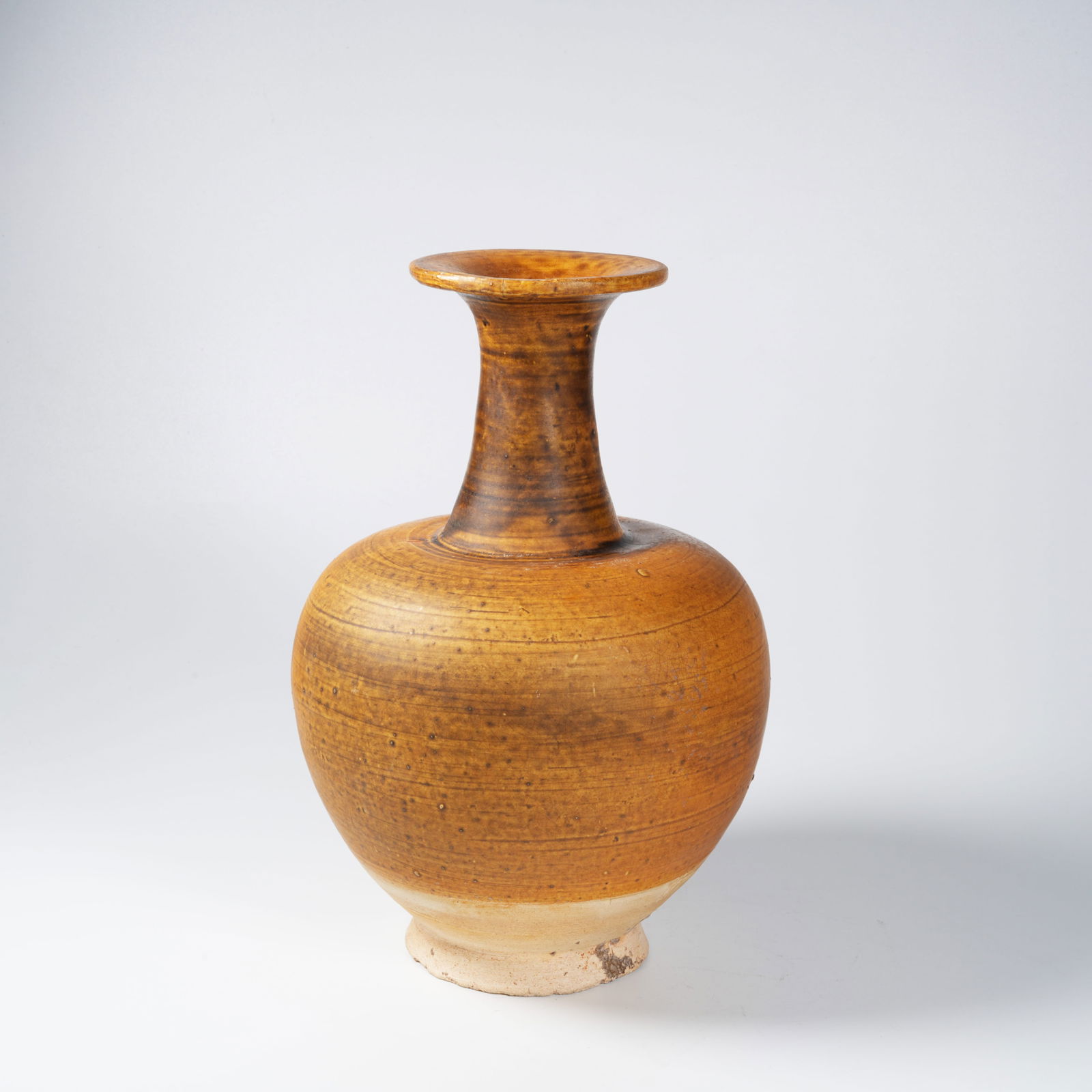 A YELLOW-GLAZED VASE (SHANGPING): Yellow-glazed vase (shangping)