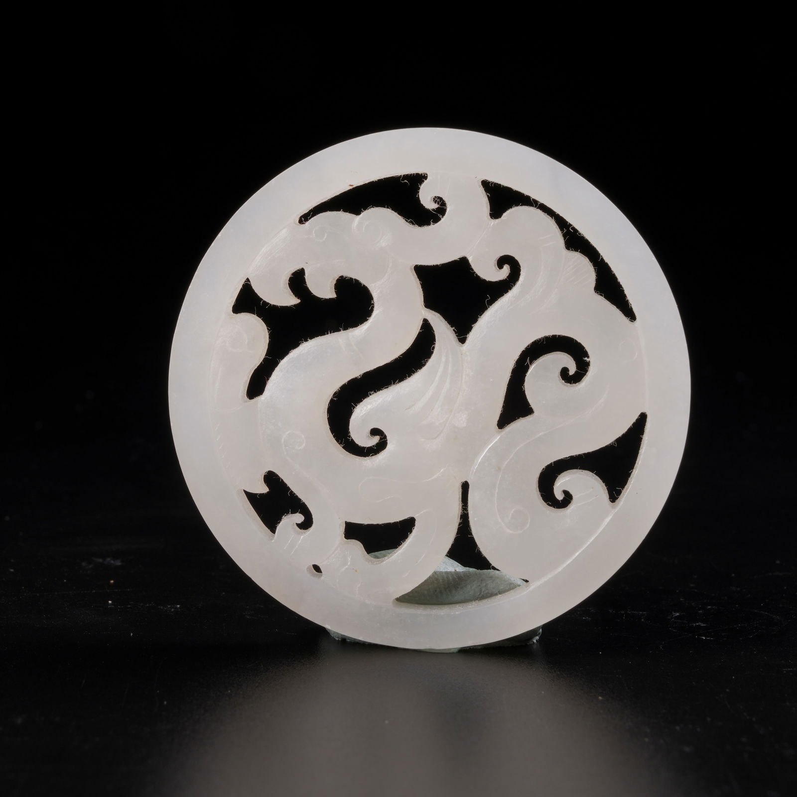 A HETIAN JADE DRAGON-PATTERN PENDANT: Hetian Jade Dragon-Pattern Pendant