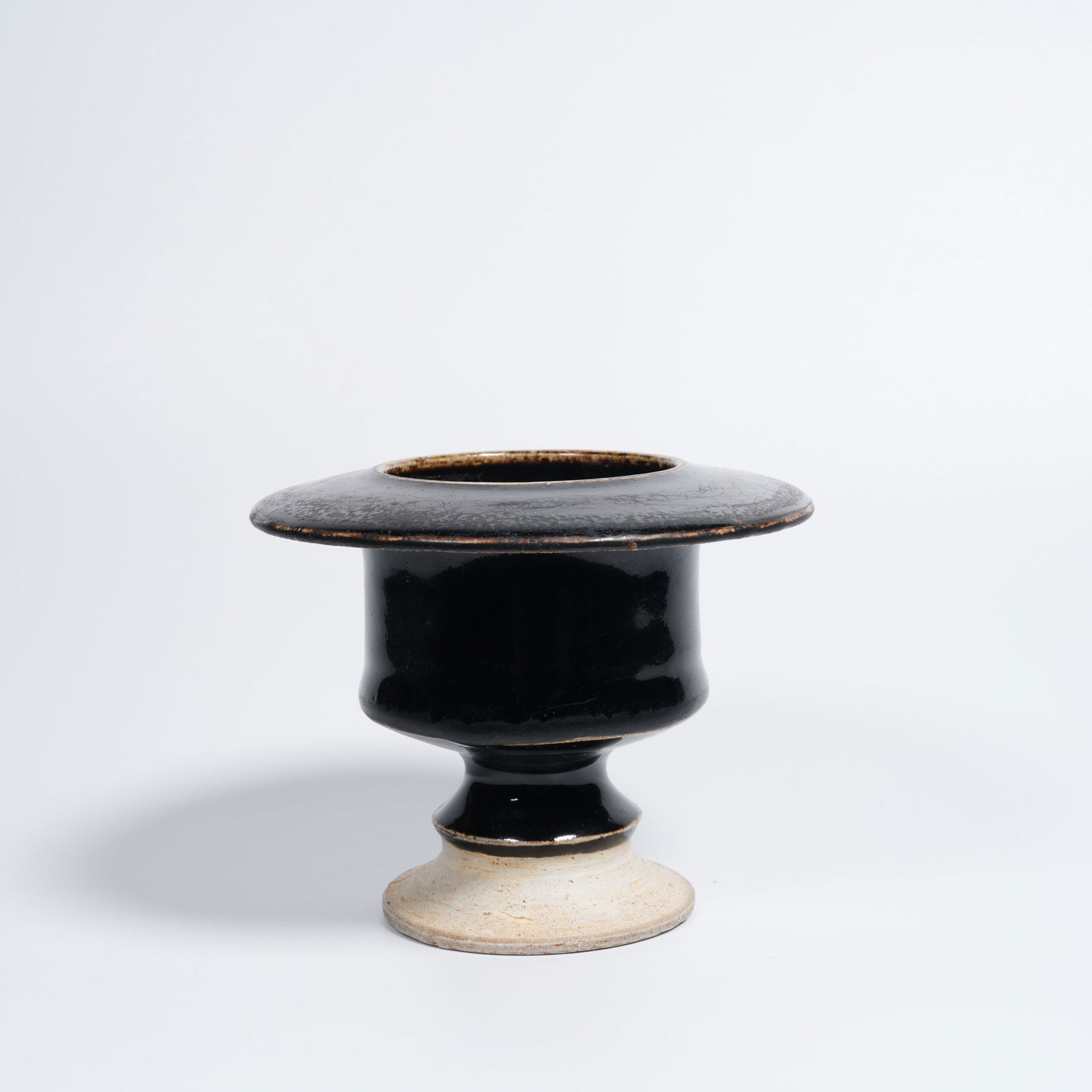 A BLACK-GLAZED PORTABLE INCENSE BURNER: Black-glazed portable incense burner
