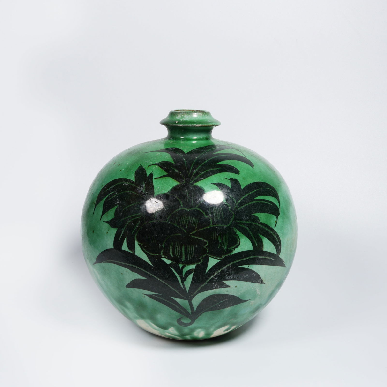 A GREEN-GLAZED FLORAL DULU VASE: Green-glazed floral dulu vase