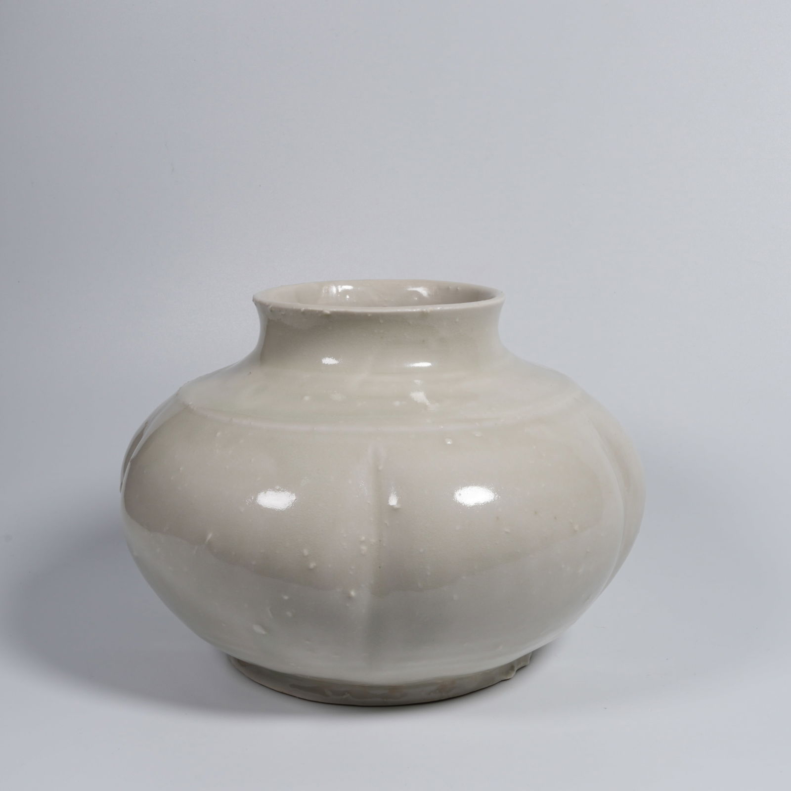 A XING WARE LOBED "MELON-RIBBED" JAR: Xing ware lobed "melon-ribbed" jar