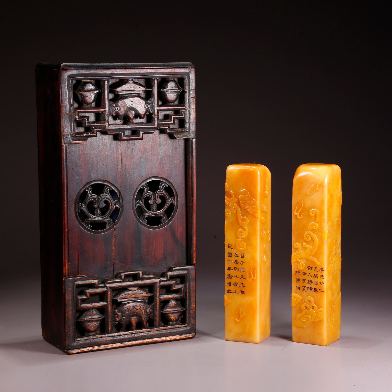 A SHOUSHAN TIANHUANG STONE SEALS WITH DRAGON MOTIFS (PAIR): Shoushan Tianhuang Stone Seals with Dragon Motifs (Pair)