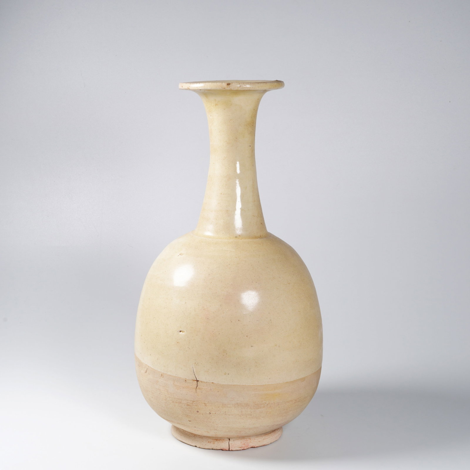 A WHITE-GLAZED KUNDIKA (WATER FLASK) (1 of 12)